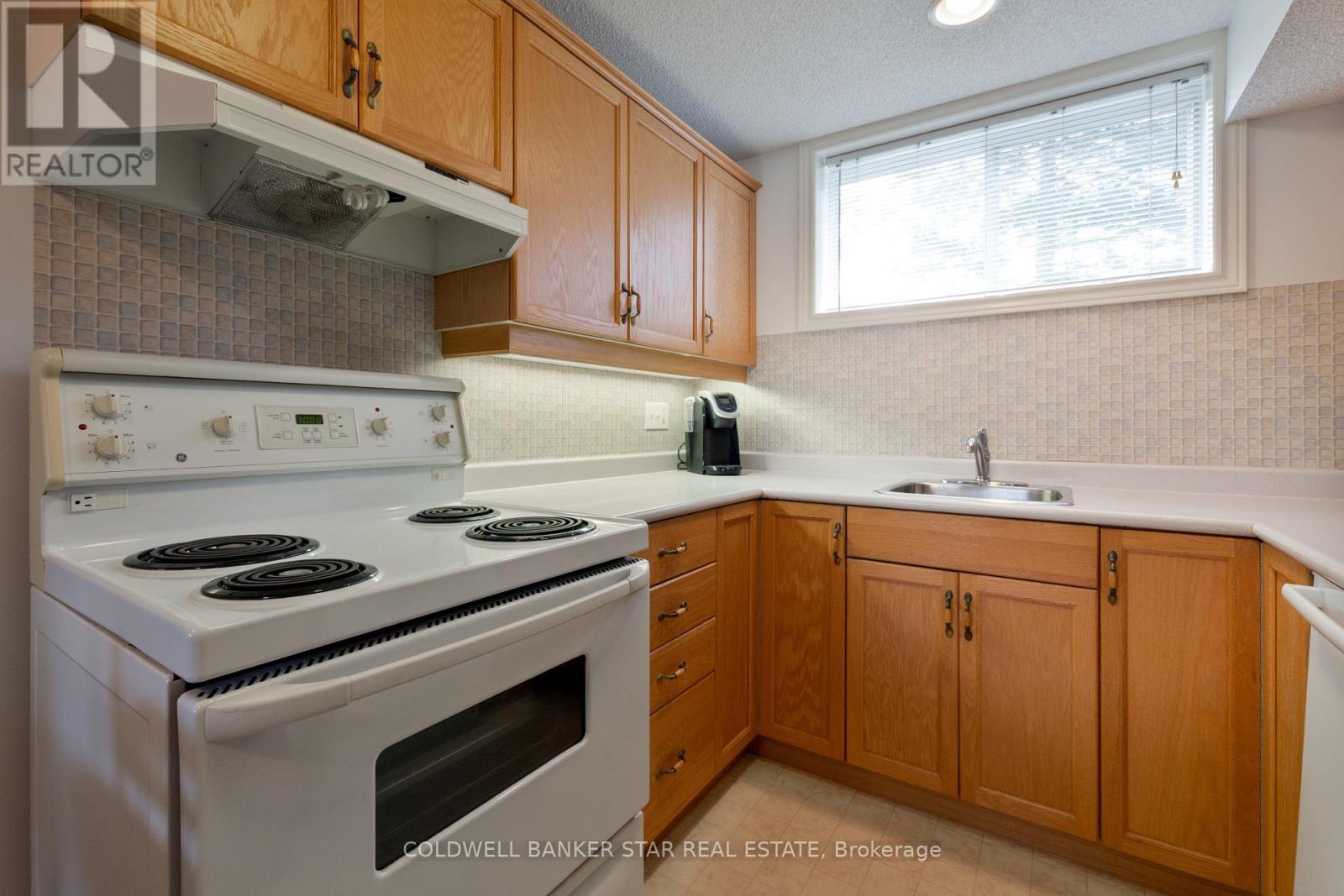 17 Windemere Place, St. Thomas, ON - Indoor Photo Showing Kitchen