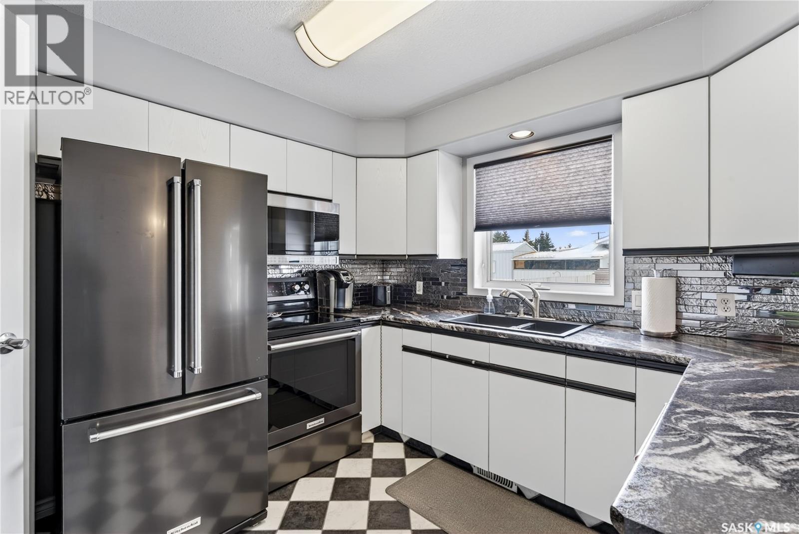 2103 9Th Avenue, Humboldt, SK - Indoor Photo Showing Kitchen With Double Sink