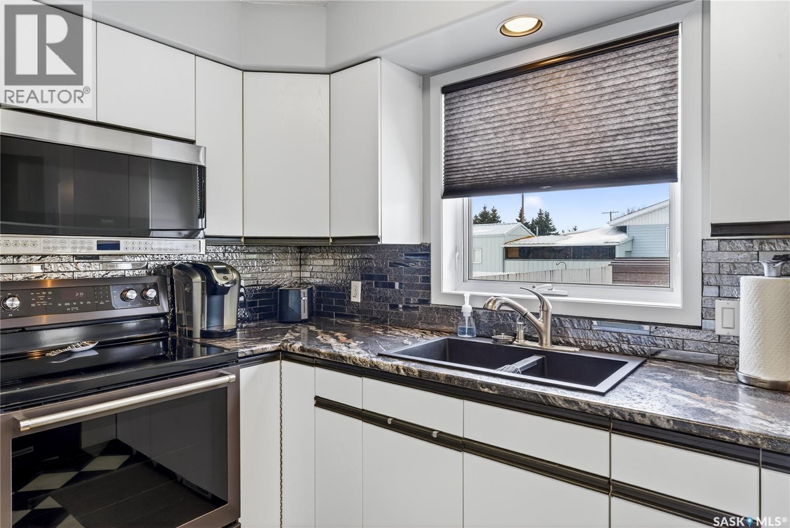 2103 9Th Avenue, Humboldt, SK - Indoor Photo Showing Kitchen With Double Sink