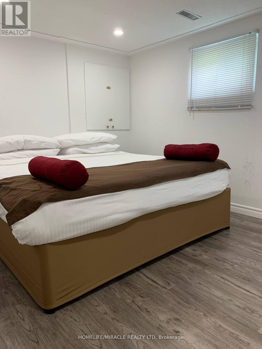 3485 Oakglade Crescent, Mississauga, ON - Indoor Photo Showing Bedroom