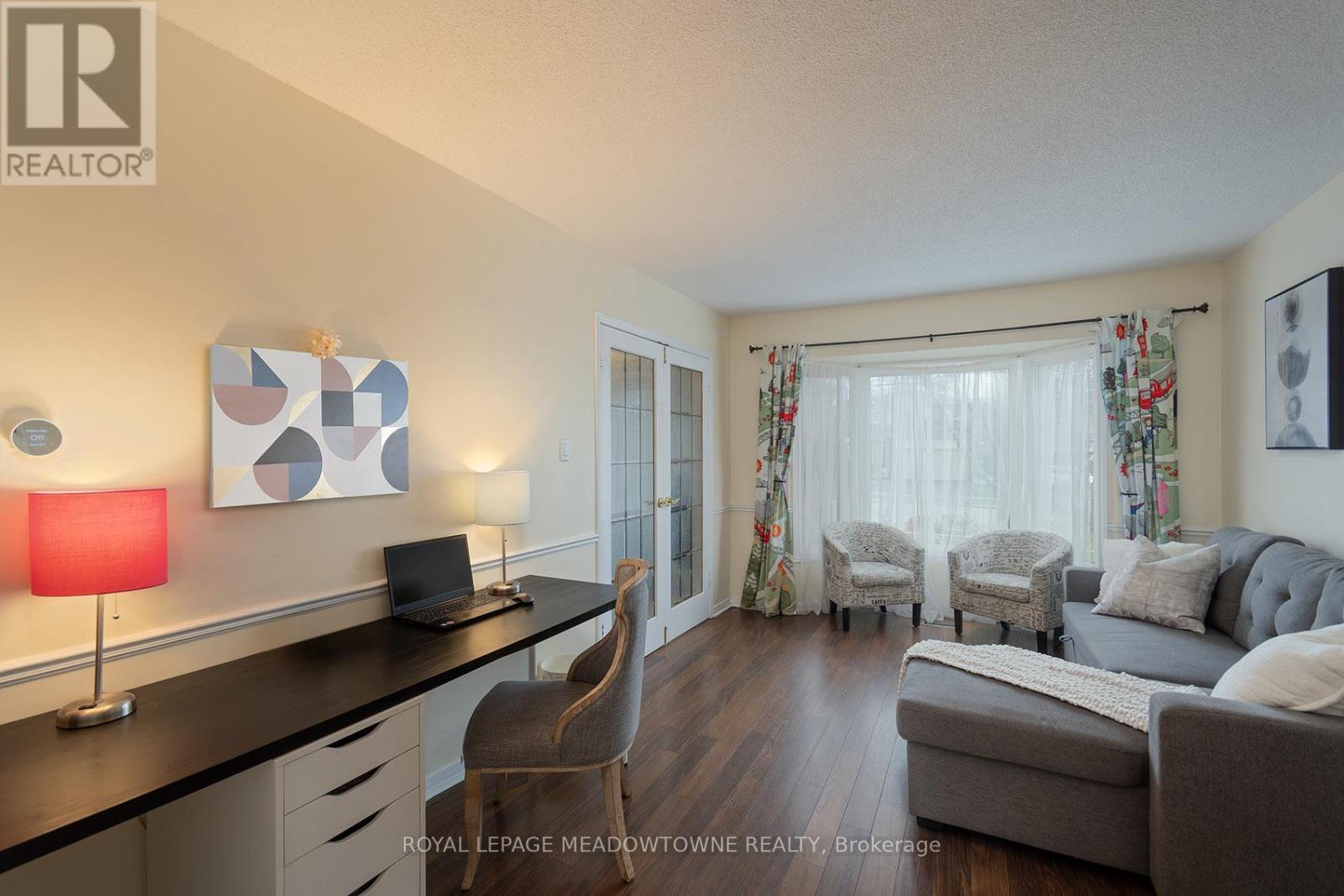 2542 Valencia Road, Mississauga, ON - Indoor Photo Showing Living Room
