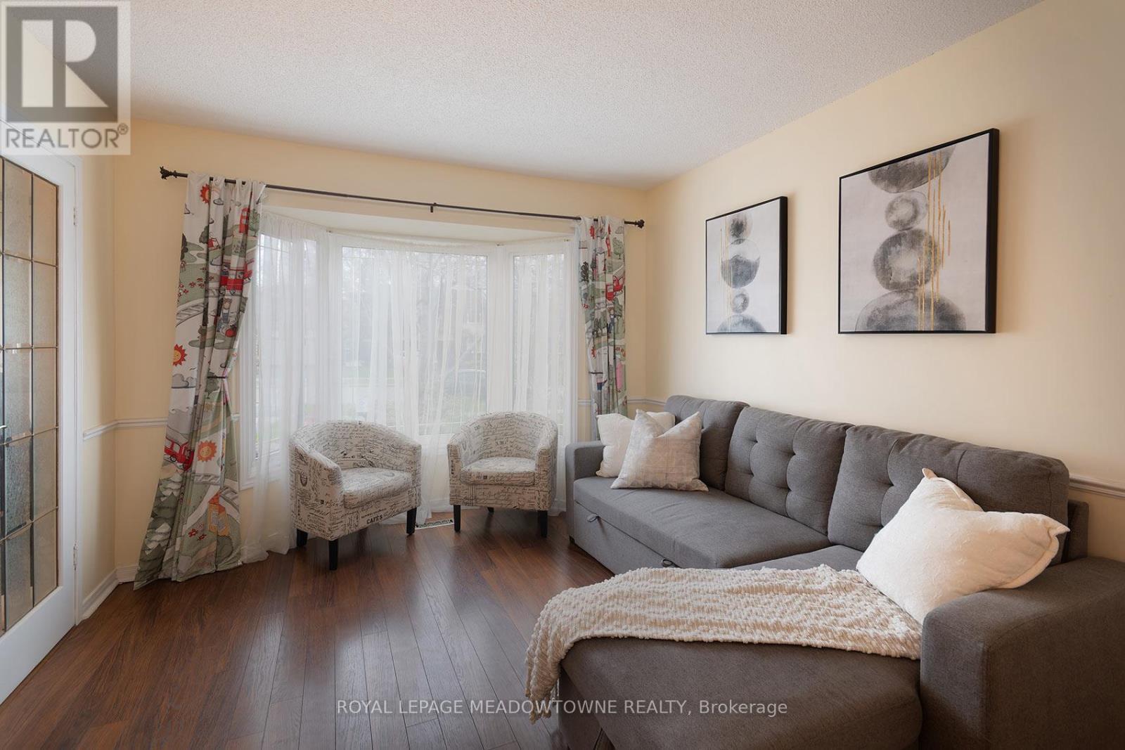 2542 Valencia Road, Mississauga, ON - Indoor Photo Showing Living Room