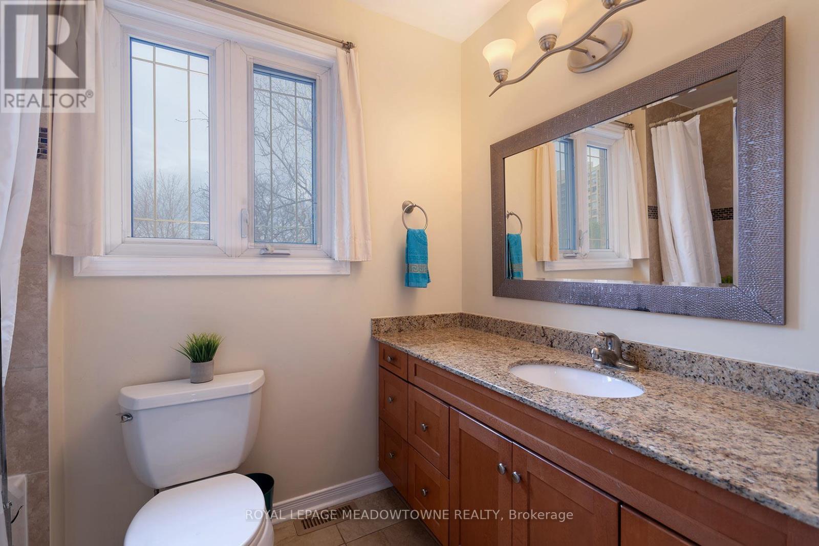 2542 Valencia Road, Mississauga, ON - Indoor Photo Showing Bathroom