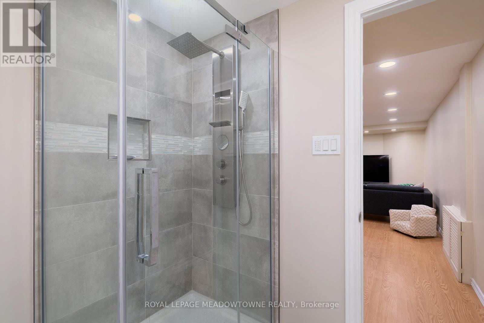 2542 Valencia Road, Mississauga, ON - Indoor Photo Showing Bathroom
