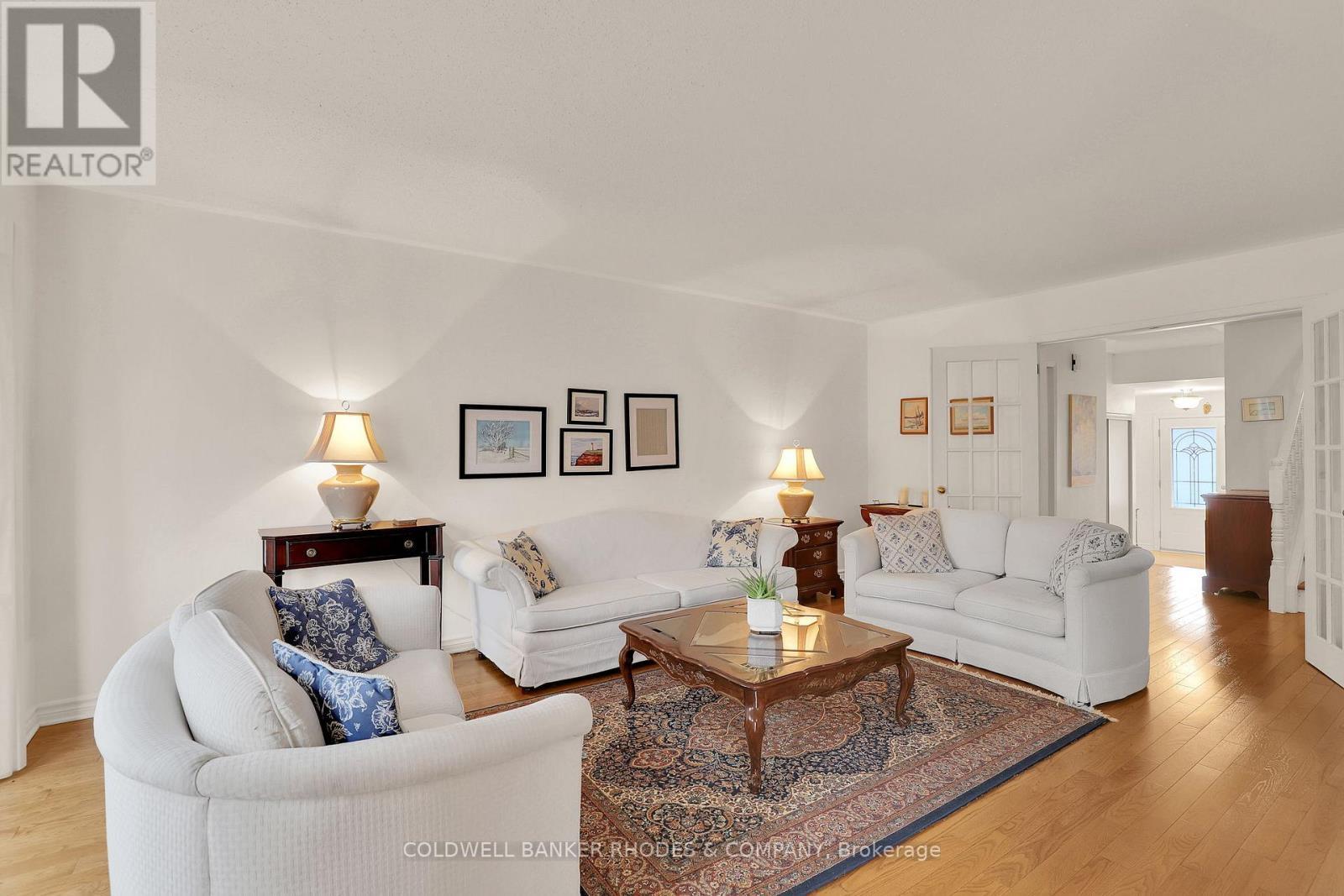 73 Bramblegrove Crescent, Ottawa, ON - Indoor Photo Showing Living Room