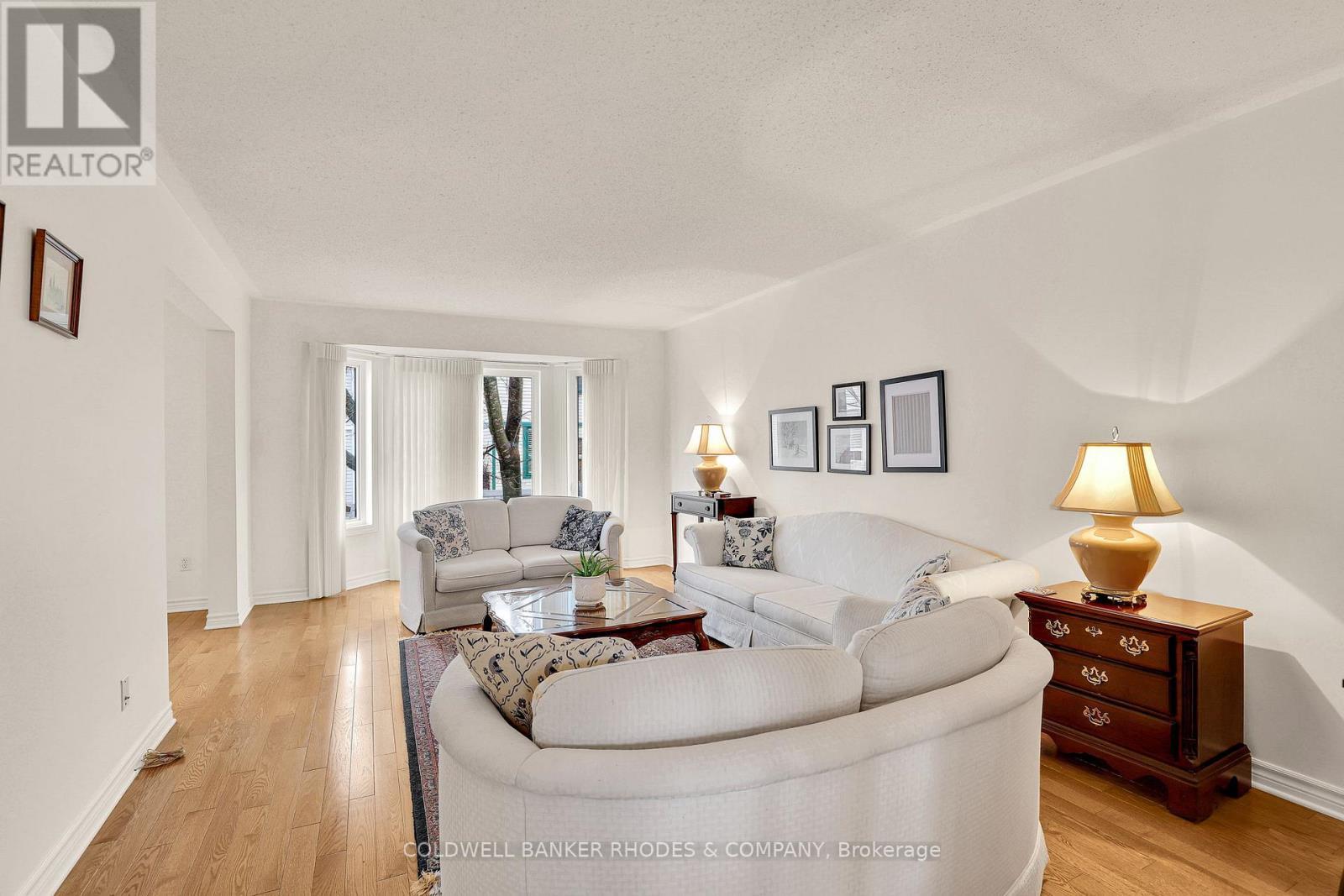 73 Bramblegrove Crescent, Ottawa, ON - Indoor Photo Showing Living Room
