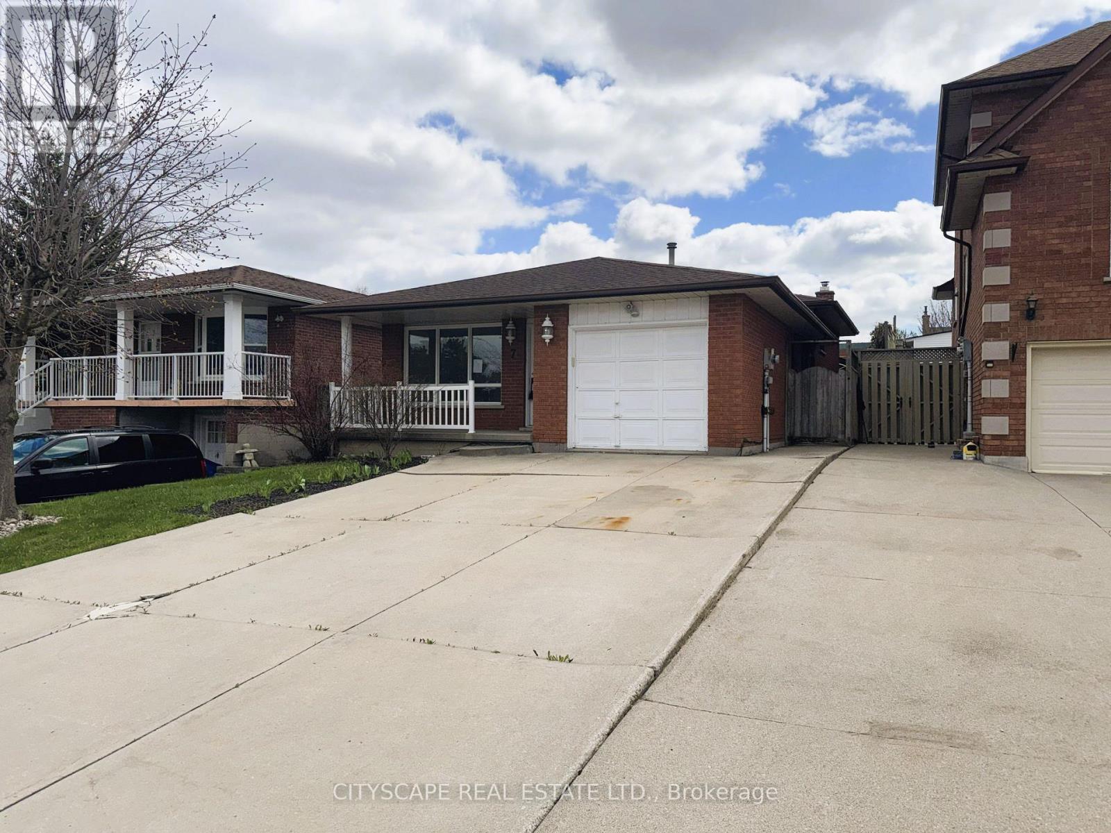 Street View- Right - 7 Quincy Court, Hamilton, ON - Outdoor With Deck Patio Veranda