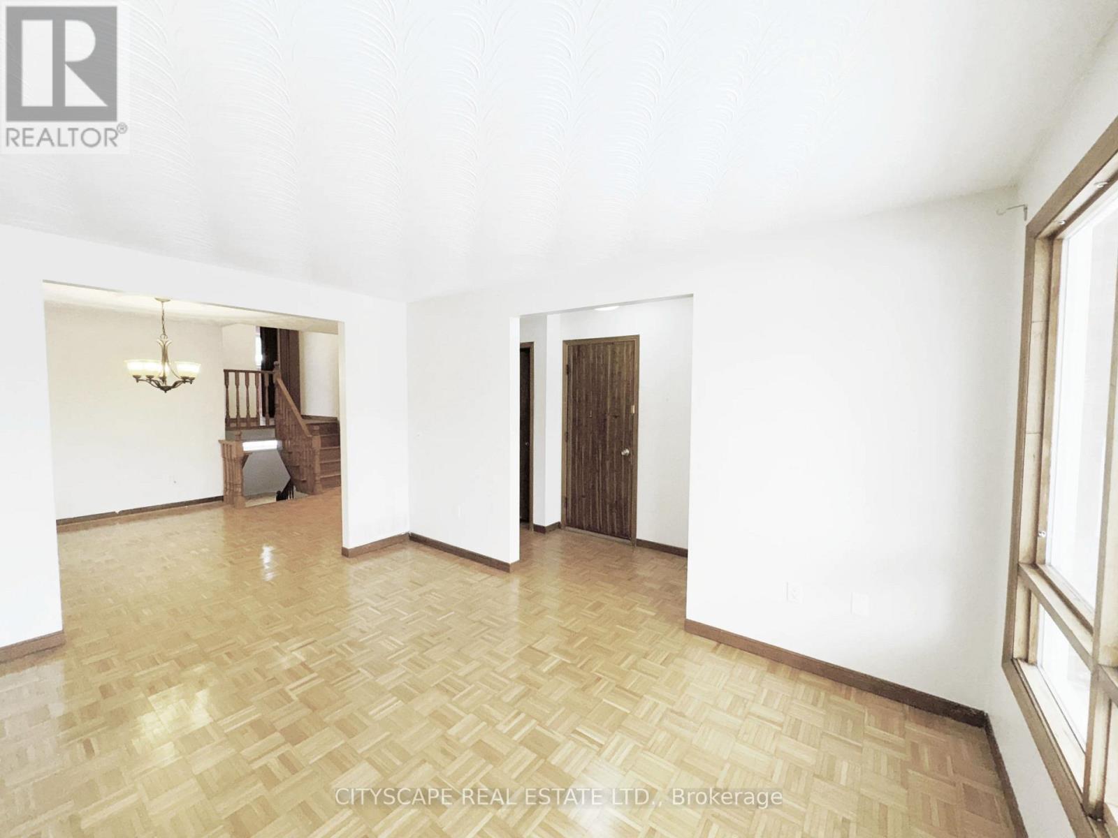 Living Room - 7 Quincy Court, Hamilton, ON - Indoor Photo Showing Other Room