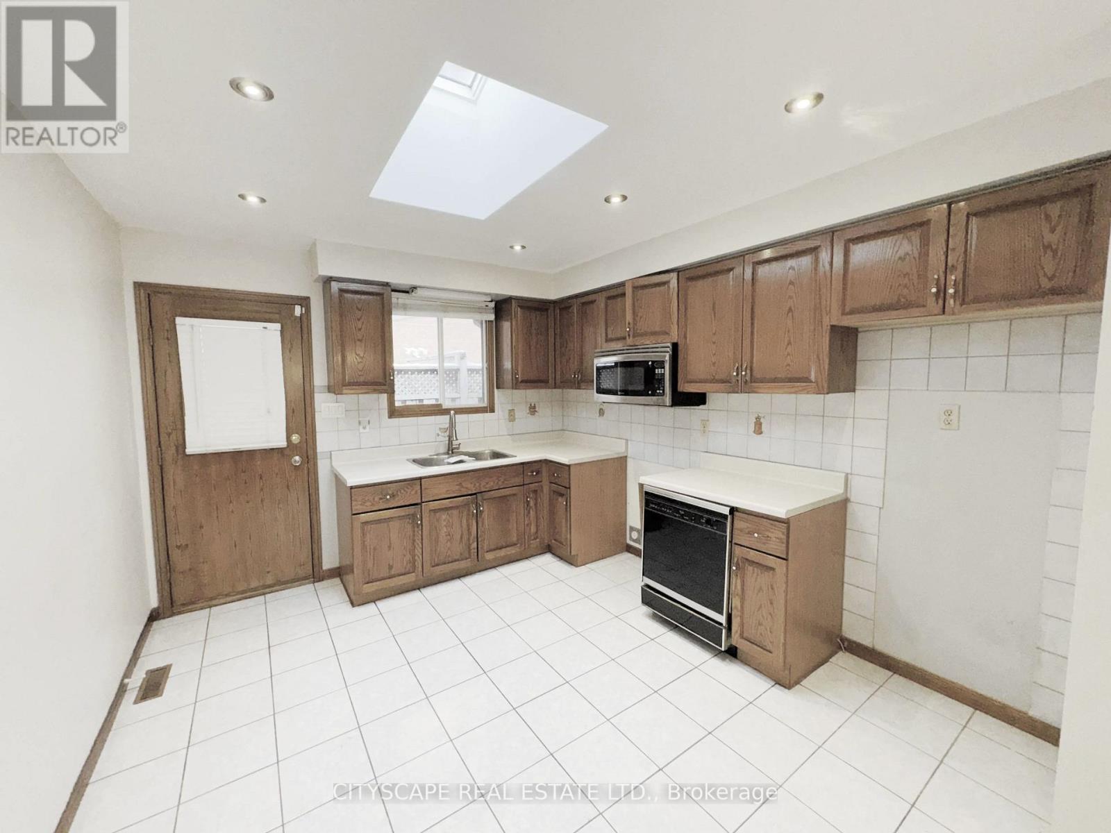 Kitchen - 7 Quincy Court, Hamilton, ON - Indoor Photo Showing Kitchen