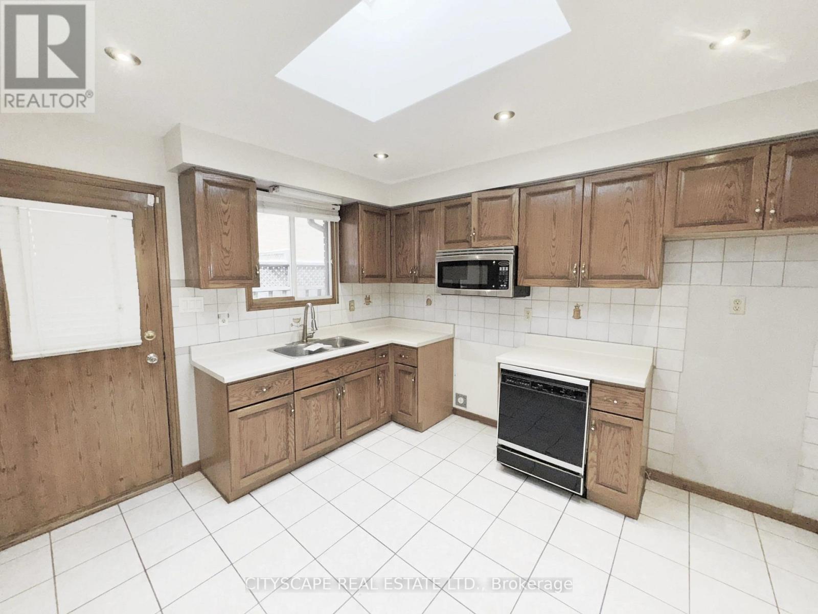 Kitchen - 7 Quincy Court, Hamilton, ON - Indoor Photo Showing Kitchen With Double Sink