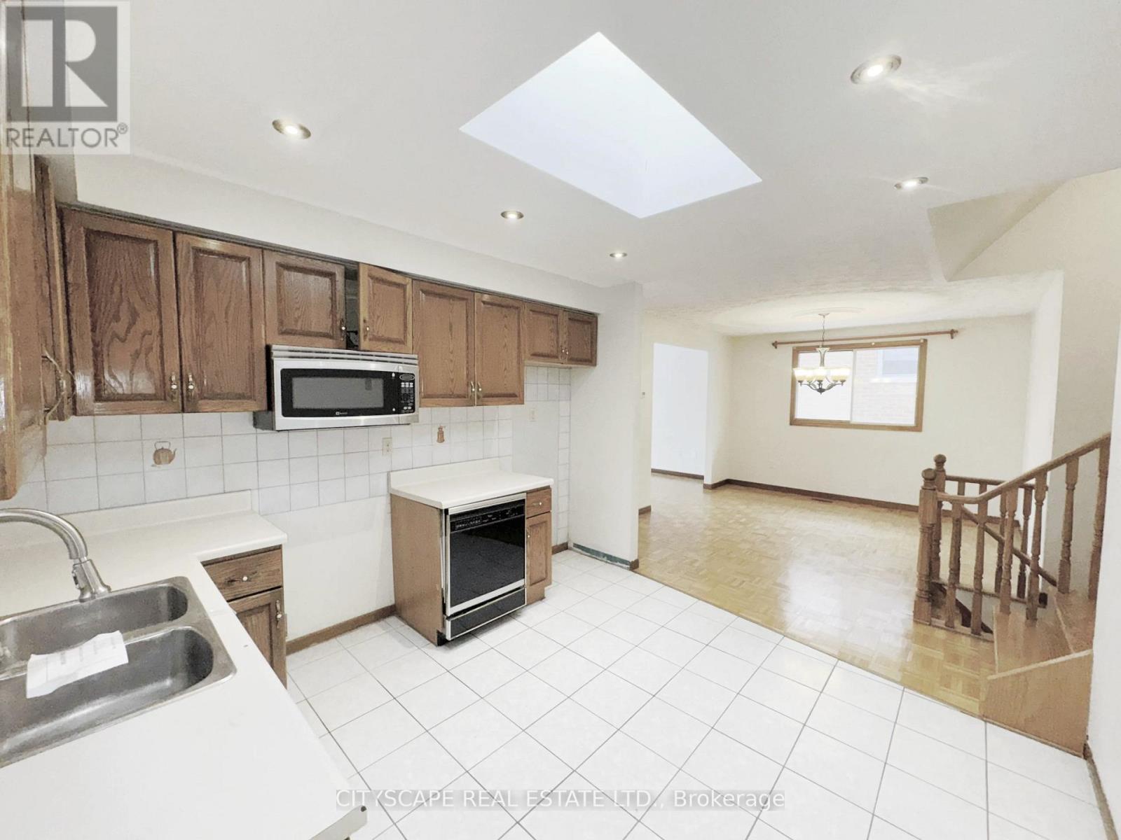 Kitchen - 7 Quincy Court, Hamilton, ON - Indoor Photo Showing Kitchen With Double Sink