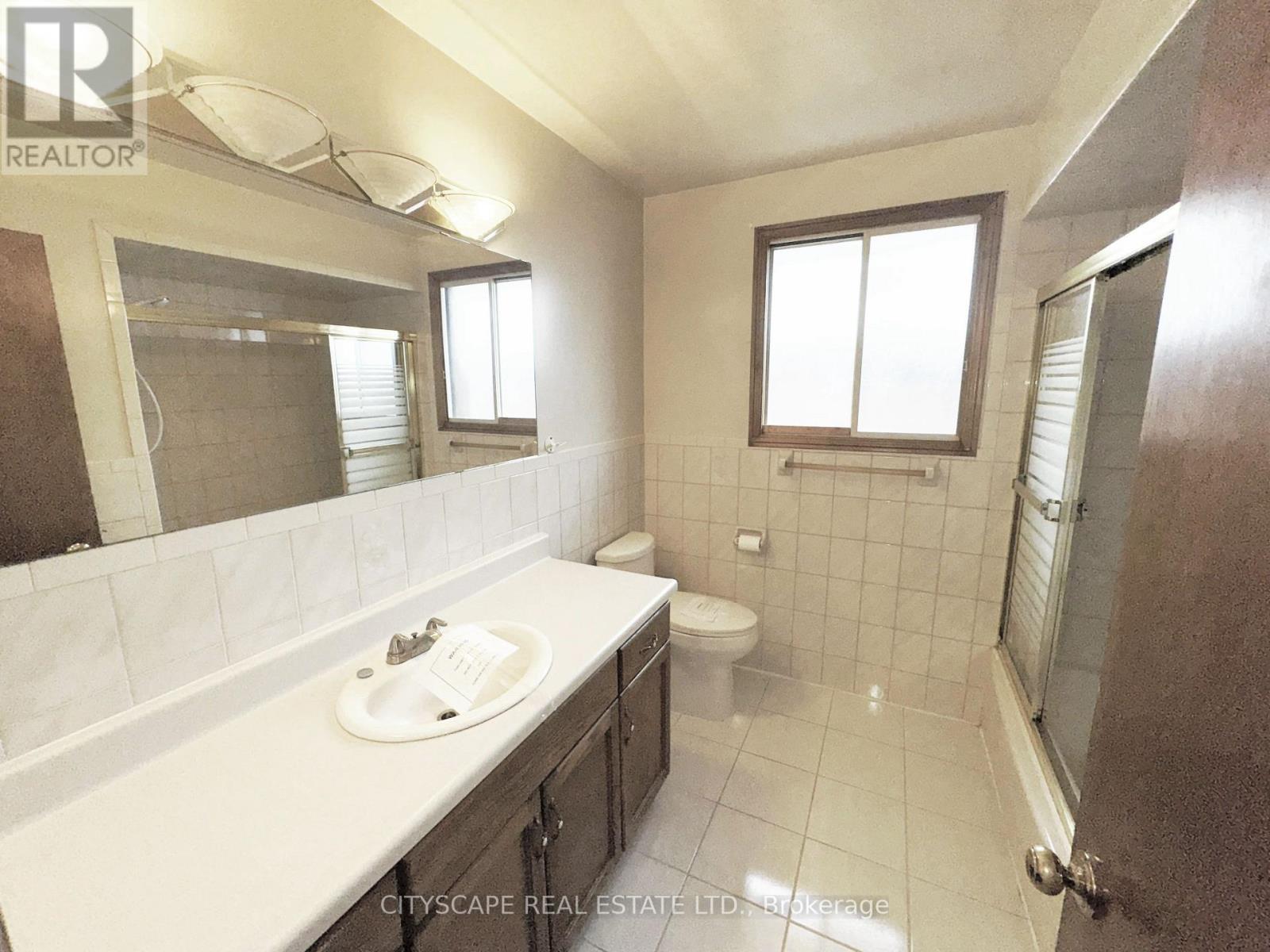 Main 4pc Bathroom - 7 Quincy Court, Hamilton, ON - Indoor Photo Showing Bathroom