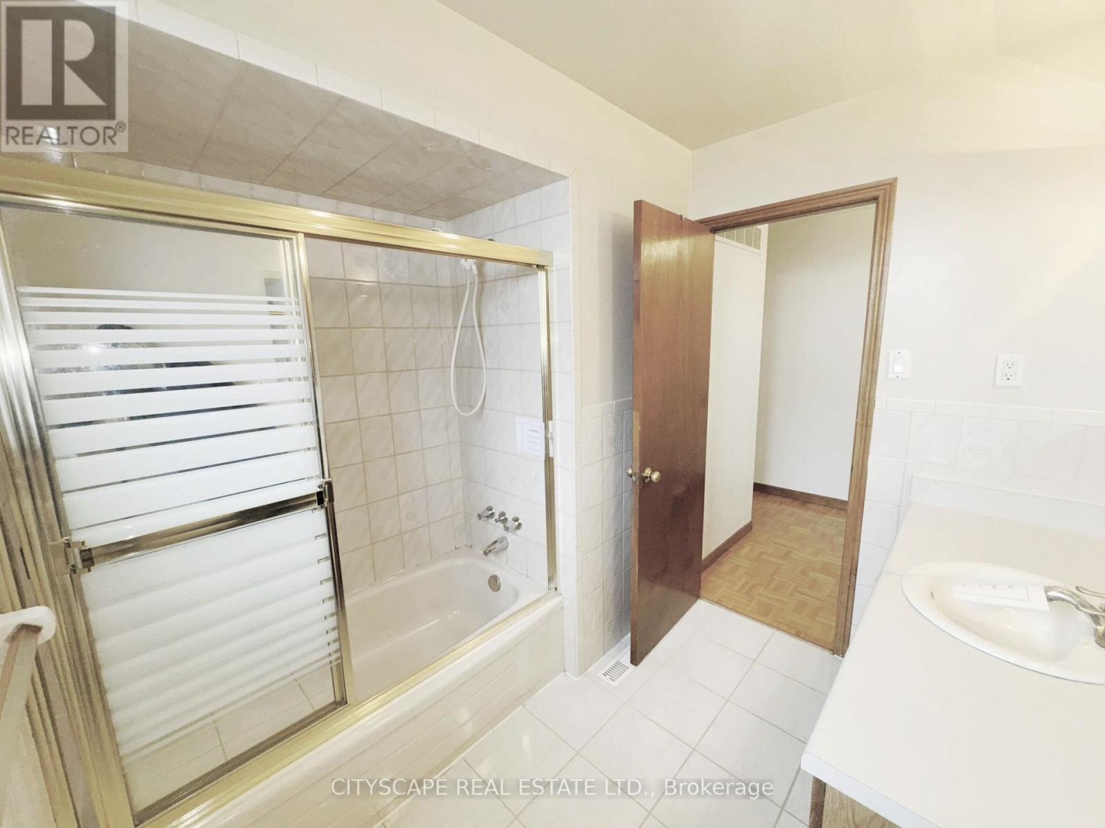 Main 4pc Bathroom - 7 Quincy Court, Hamilton, ON - Indoor Photo Showing Bathroom