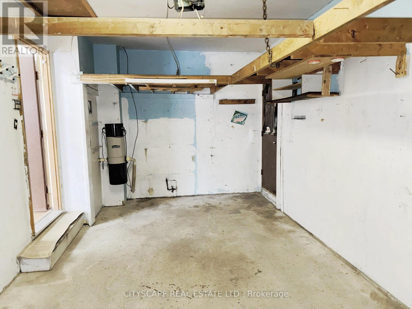 Garage - 7 Quincy Court, Hamilton, ON - Indoor Photo Showing Garage