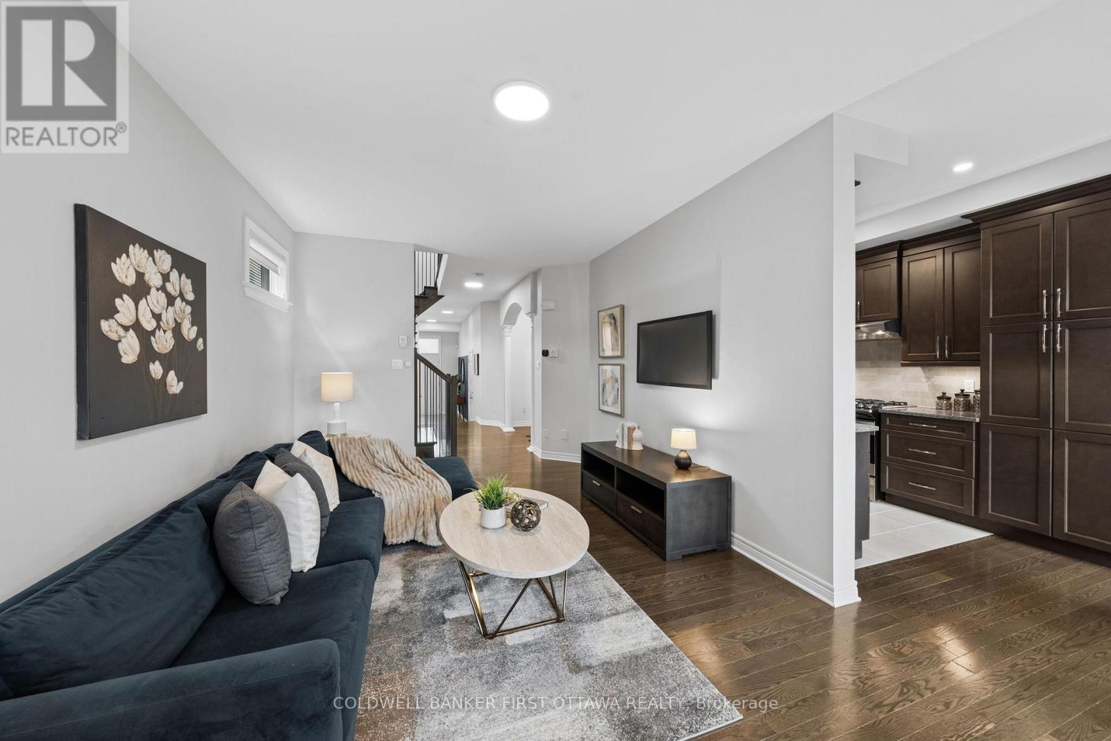 206 Ancaster Avenue, Ottawa, ON - Indoor Photo Showing Living Room