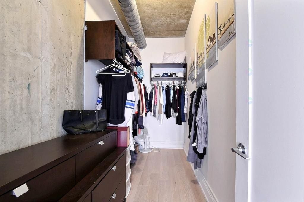 Closet - 205-1885 Rue De La Visitation, Montréal (Ville-Marie), QC - Indoor