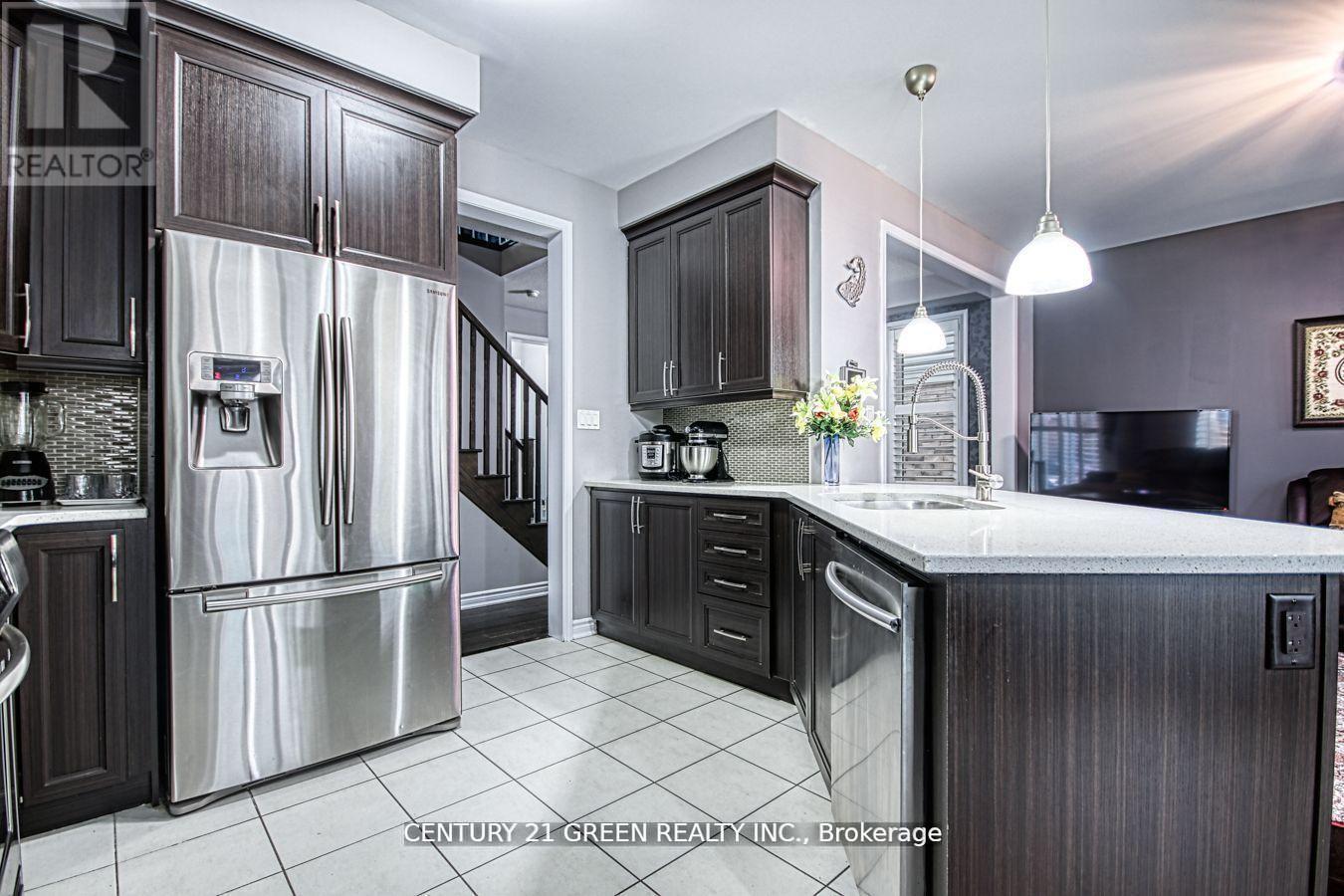 13 Killick Road, Brampton, ON - Indoor Photo Showing Kitchen With Upgraded Kitchen