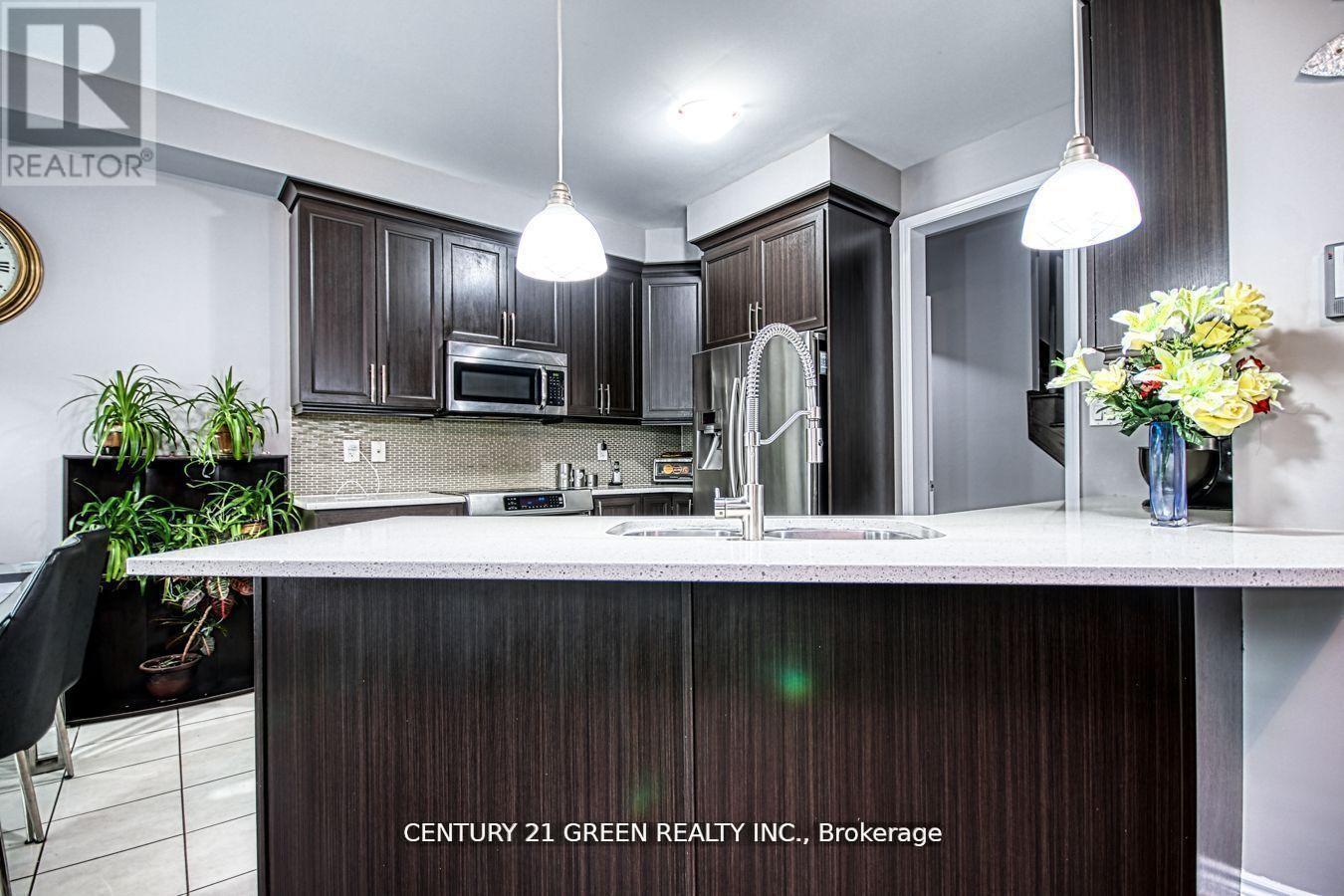 13 Killick Road, Brampton, ON - Indoor Photo Showing Kitchen With Upgraded Kitchen