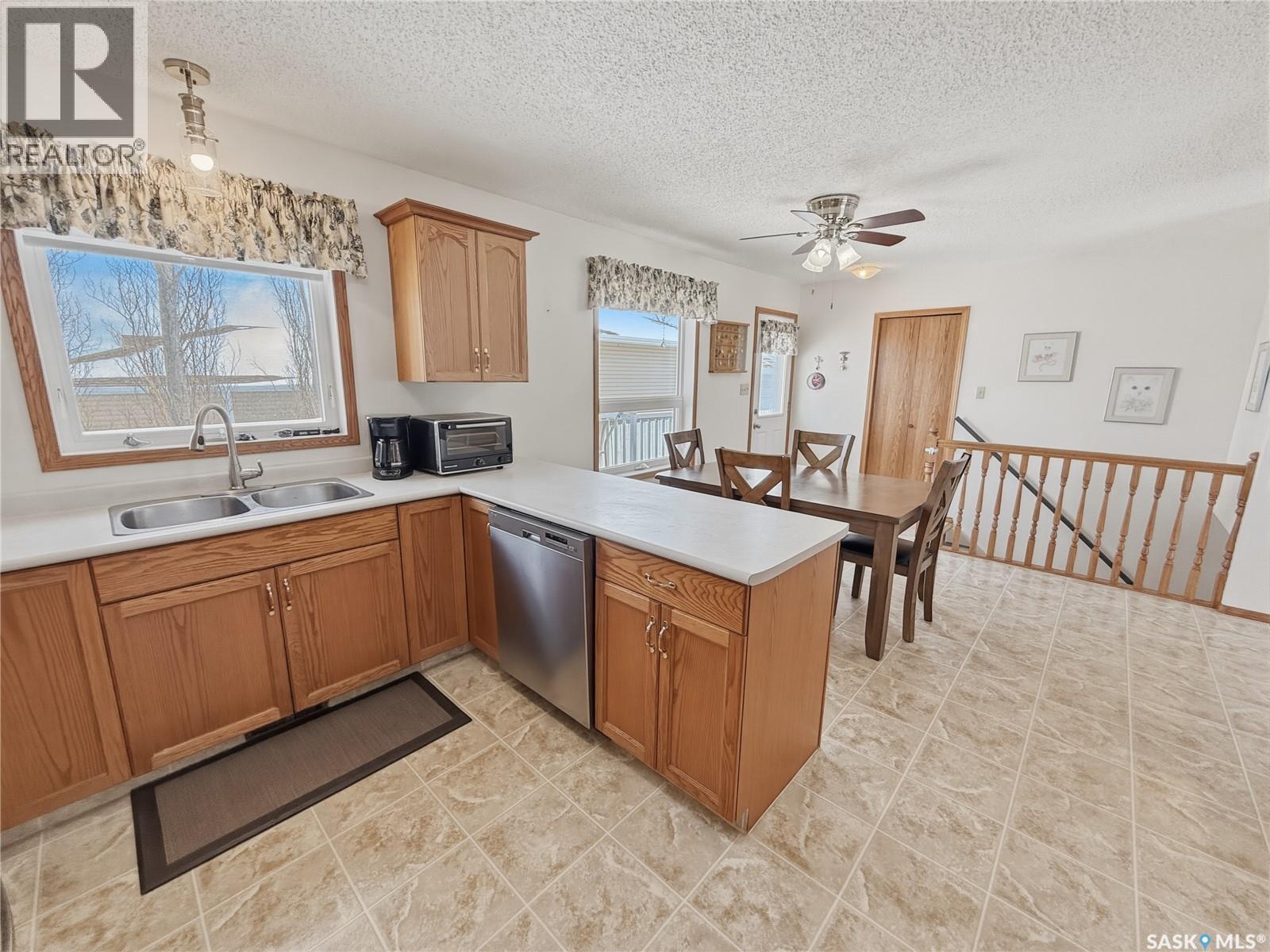 533 Palliser Drive, Swift Current, SK - Indoor Photo Showing Kitchen With Double Sink
