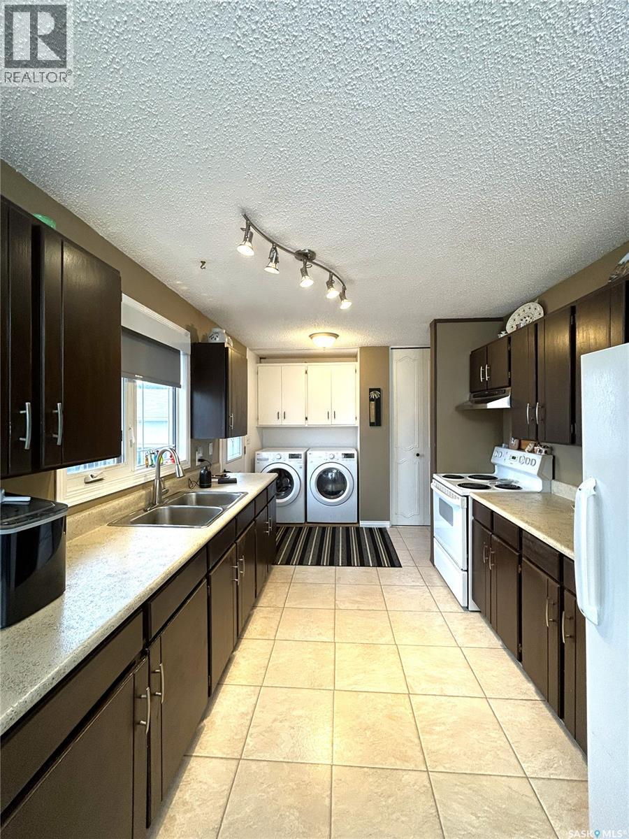 122 Hamilton Street, Davidson, SK - Indoor Photo Showing Kitchen With Double Sink