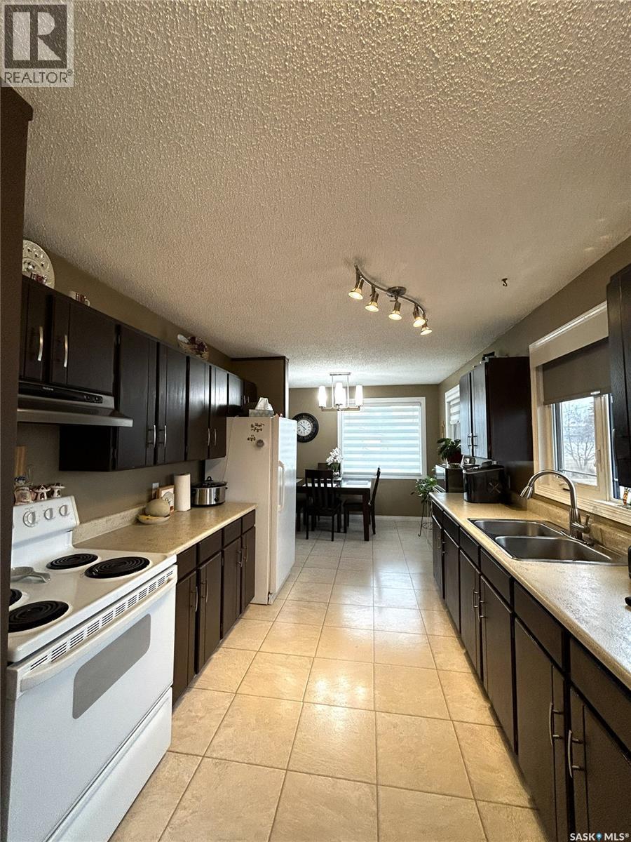 122 Hamilton Street, Davidson, SK - Indoor Photo Showing Kitchen With Double Sink