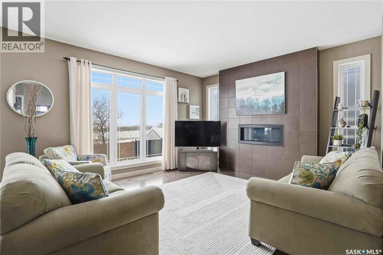 1532 Maple Hill Crescent N, Regina, SK - Indoor Photo Showing Living Room