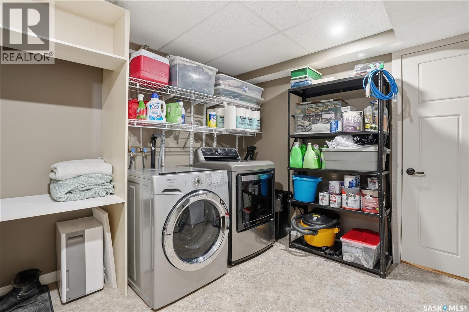 1532 Maple Hill Crescent N, Regina, SK - Indoor Photo Showing Laundry Room