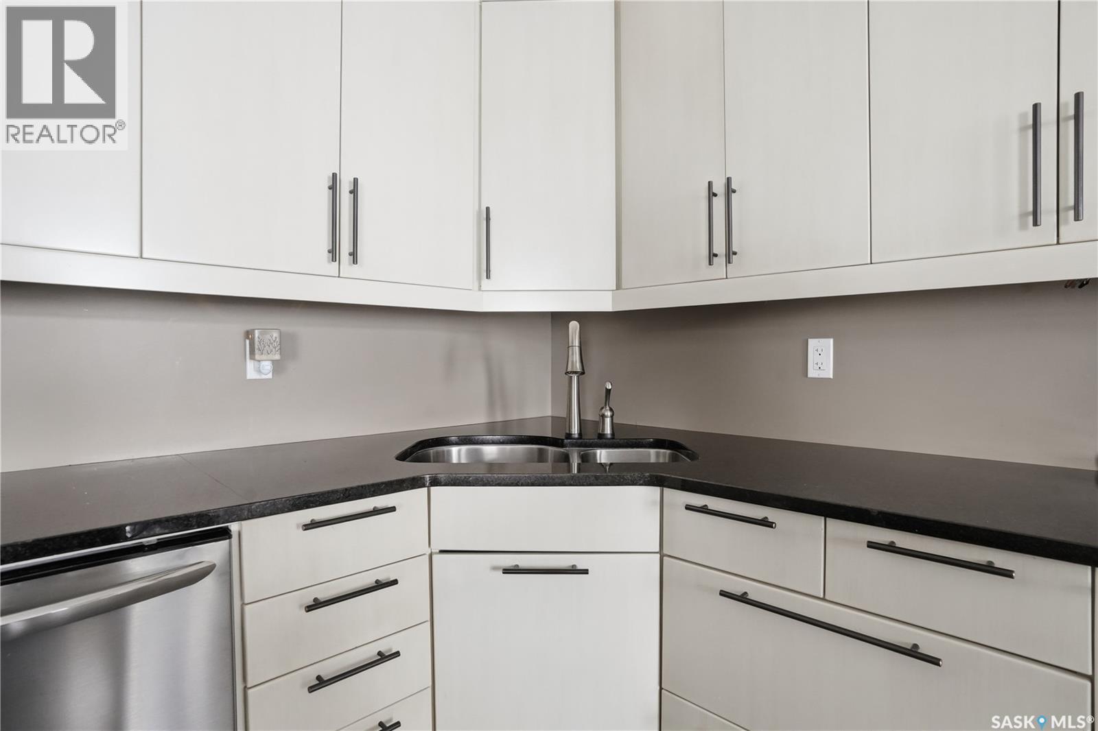 1532 Maple Hill Crescent N, Regina, SK - Indoor Photo Showing Kitchen With Double Sink