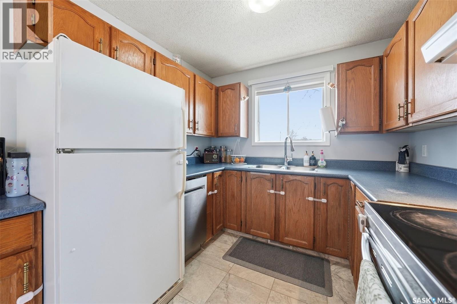 3154 33Rd Street W, Saskatoon, SK - Indoor Photo Showing Kitchen With Double Sink