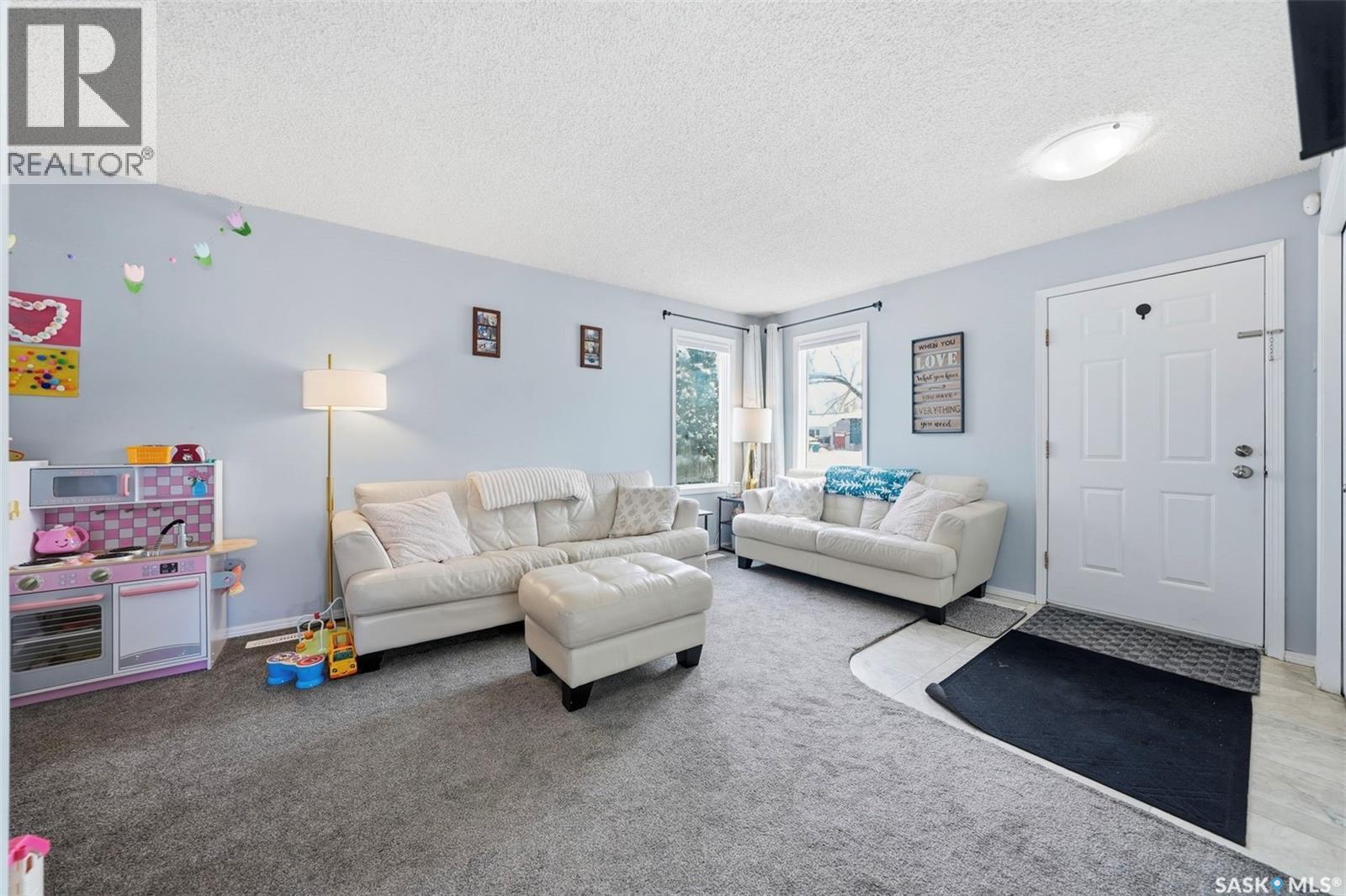 3154 33Rd Street W, Saskatoon, SK - Indoor Photo Showing Living Room