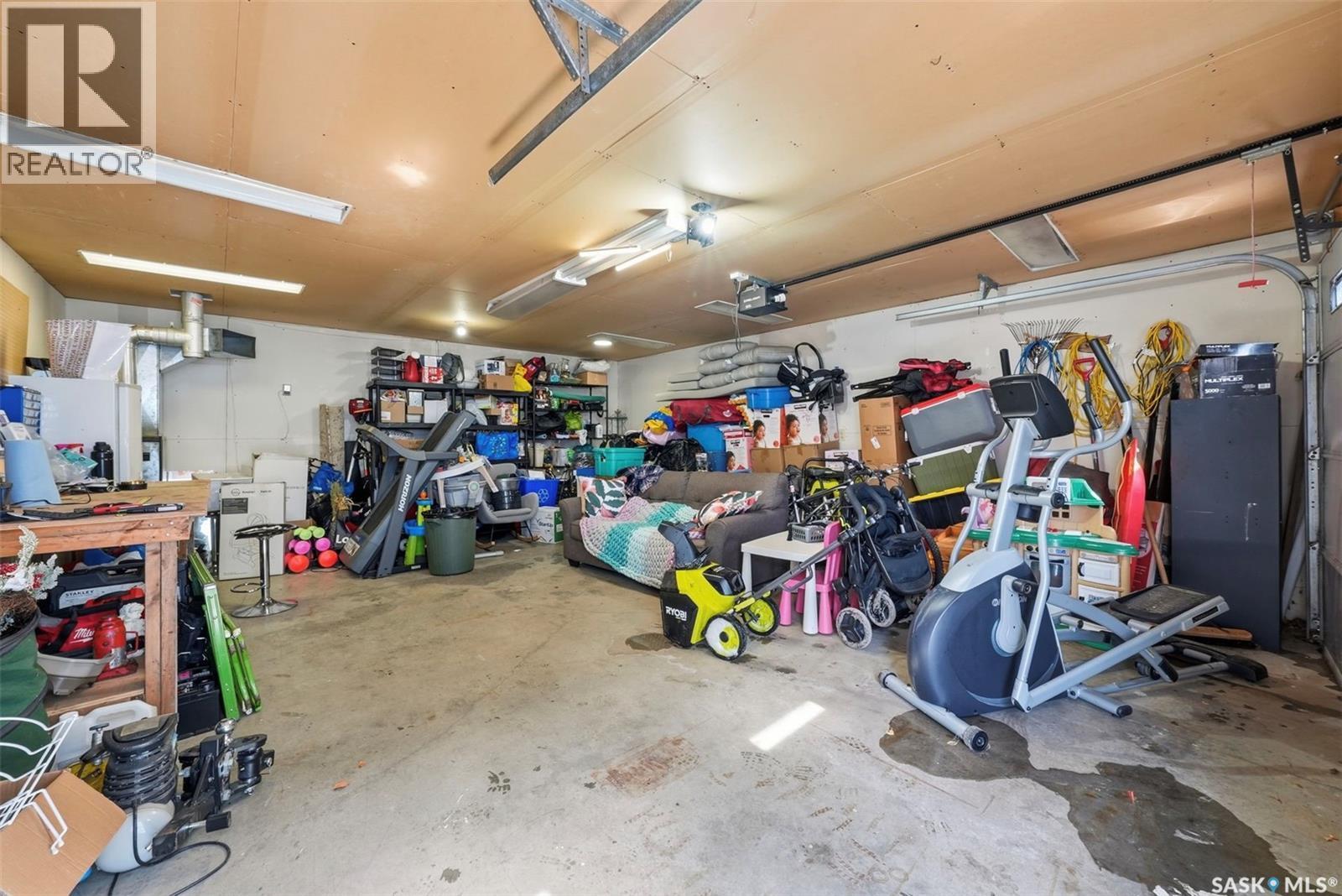 3154 33Rd Street W, Saskatoon, SK - Indoor Photo Showing Garage