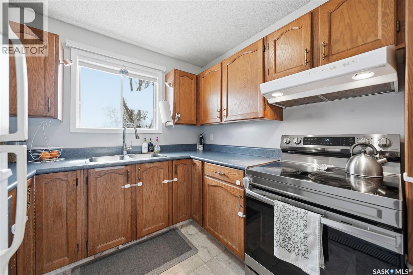 3154 33Rd Street W, Saskatoon, SK - Indoor Photo Showing Kitchen With Double Sink