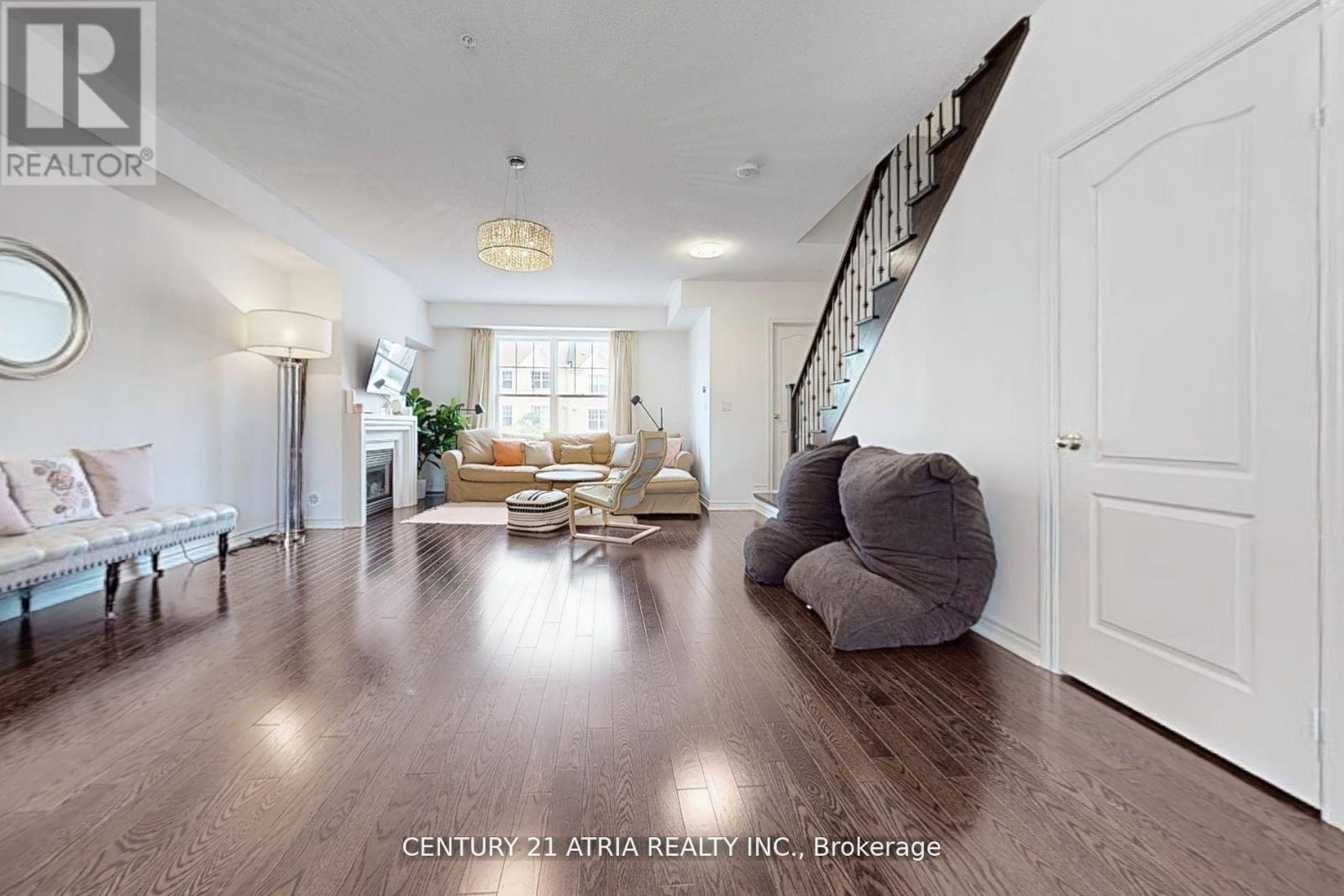 17 Cathedral High Street, Markham, ON - Indoor Photo Showing Living Room