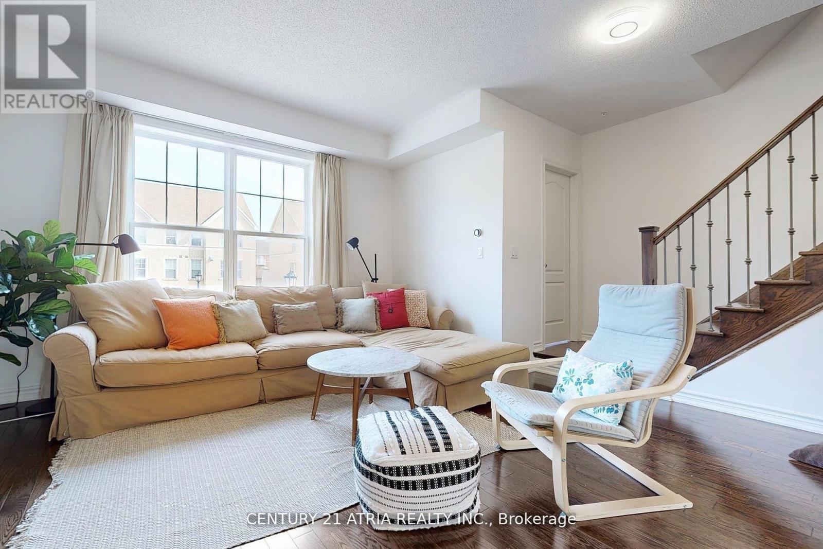 17 Cathedral High Street, Markham, ON - Indoor Photo Showing Living Room