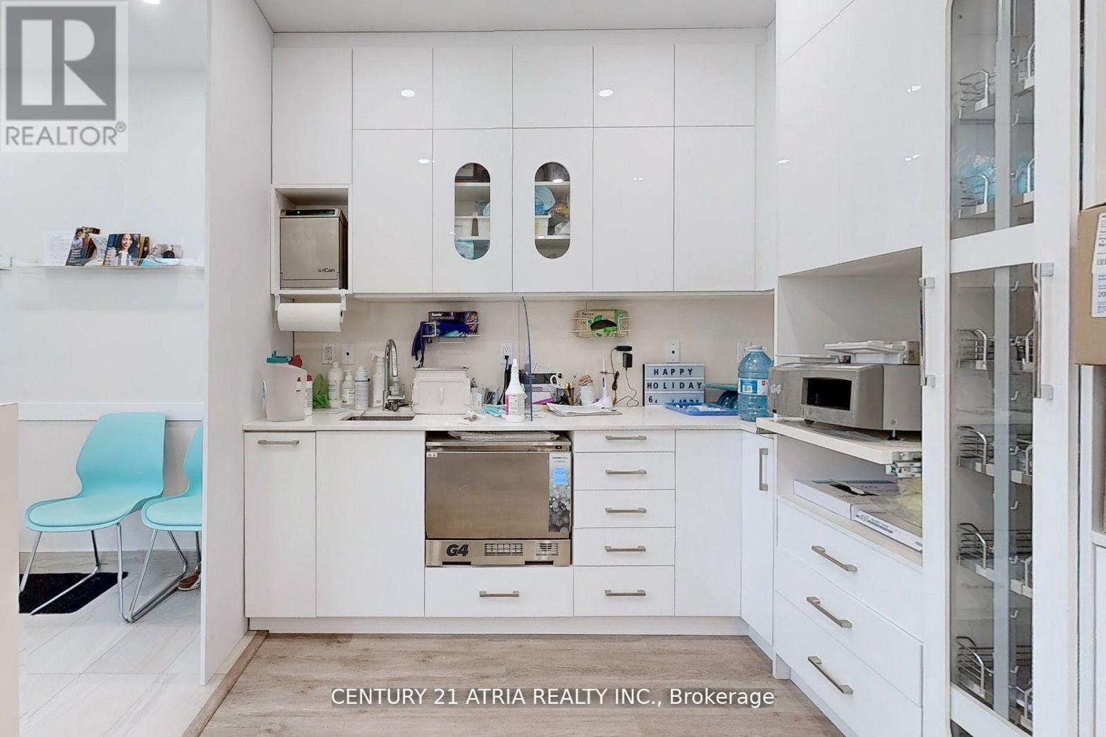 17 Cathedral High Street, Markham, ON - Indoor Photo Showing Kitchen