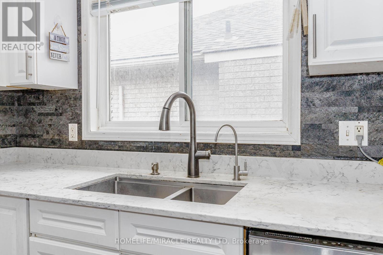 125 Hawkins Drive, Cambridge, ON - Indoor Photo Showing Kitchen With Double Sink