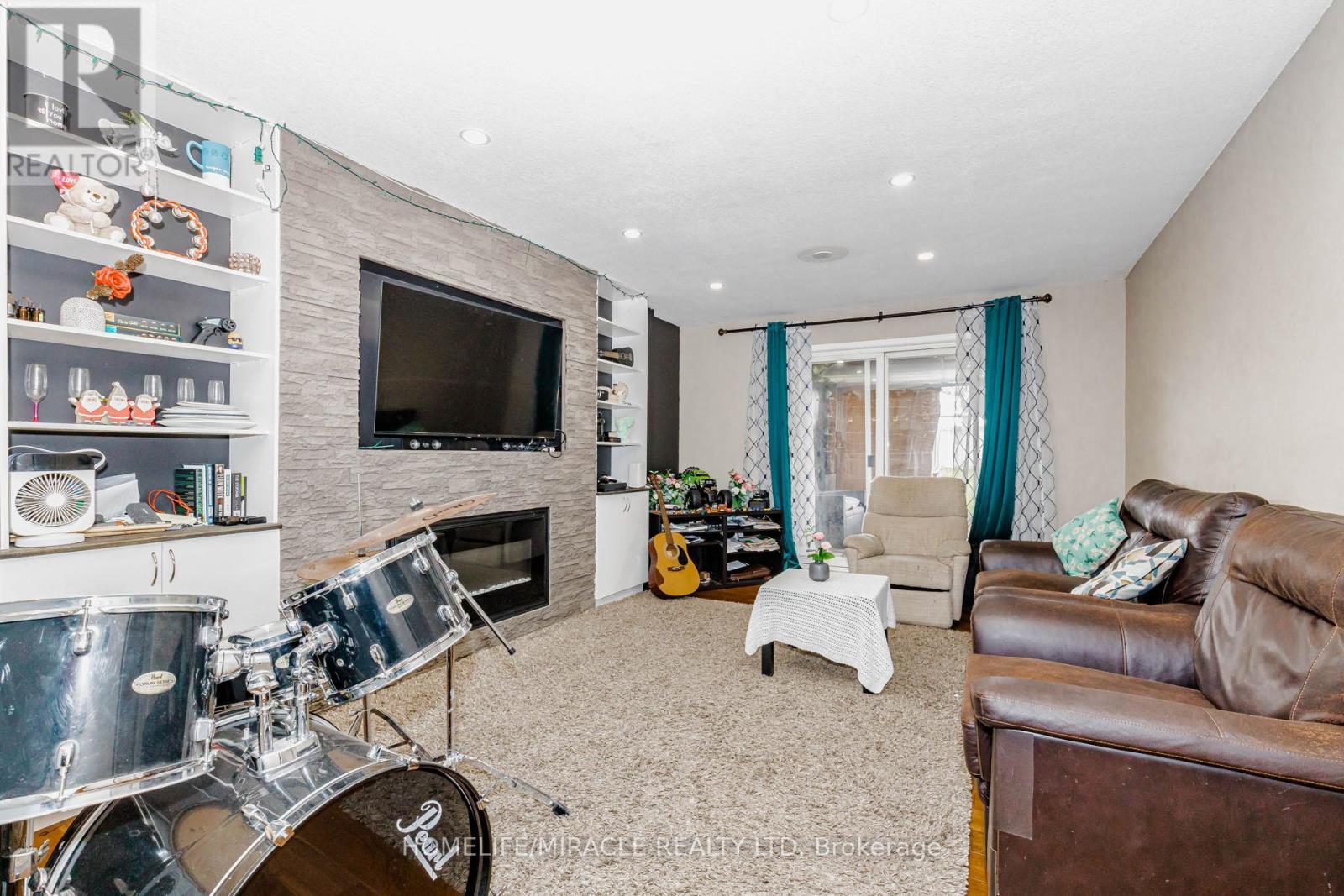 125 Hawkins Drive, Cambridge, ON - Indoor Photo Showing Living Room With Fireplace