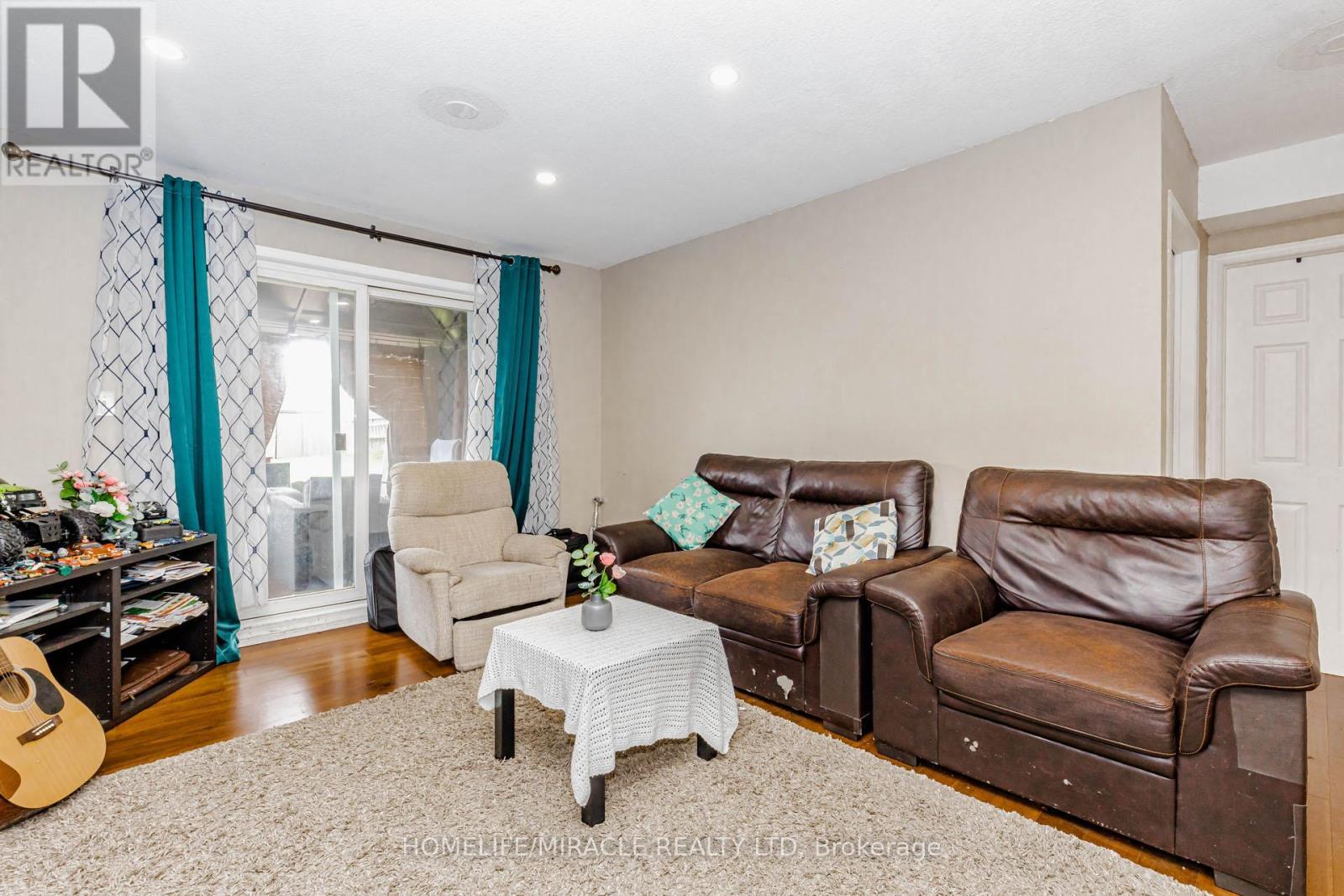 125 Hawkins Drive, Cambridge, ON - Indoor Photo Showing Living Room