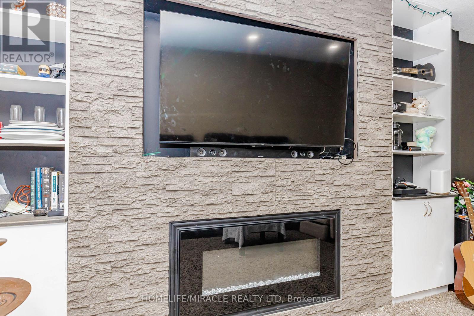 125 Hawkins Drive, Cambridge, ON - Indoor With Fireplace