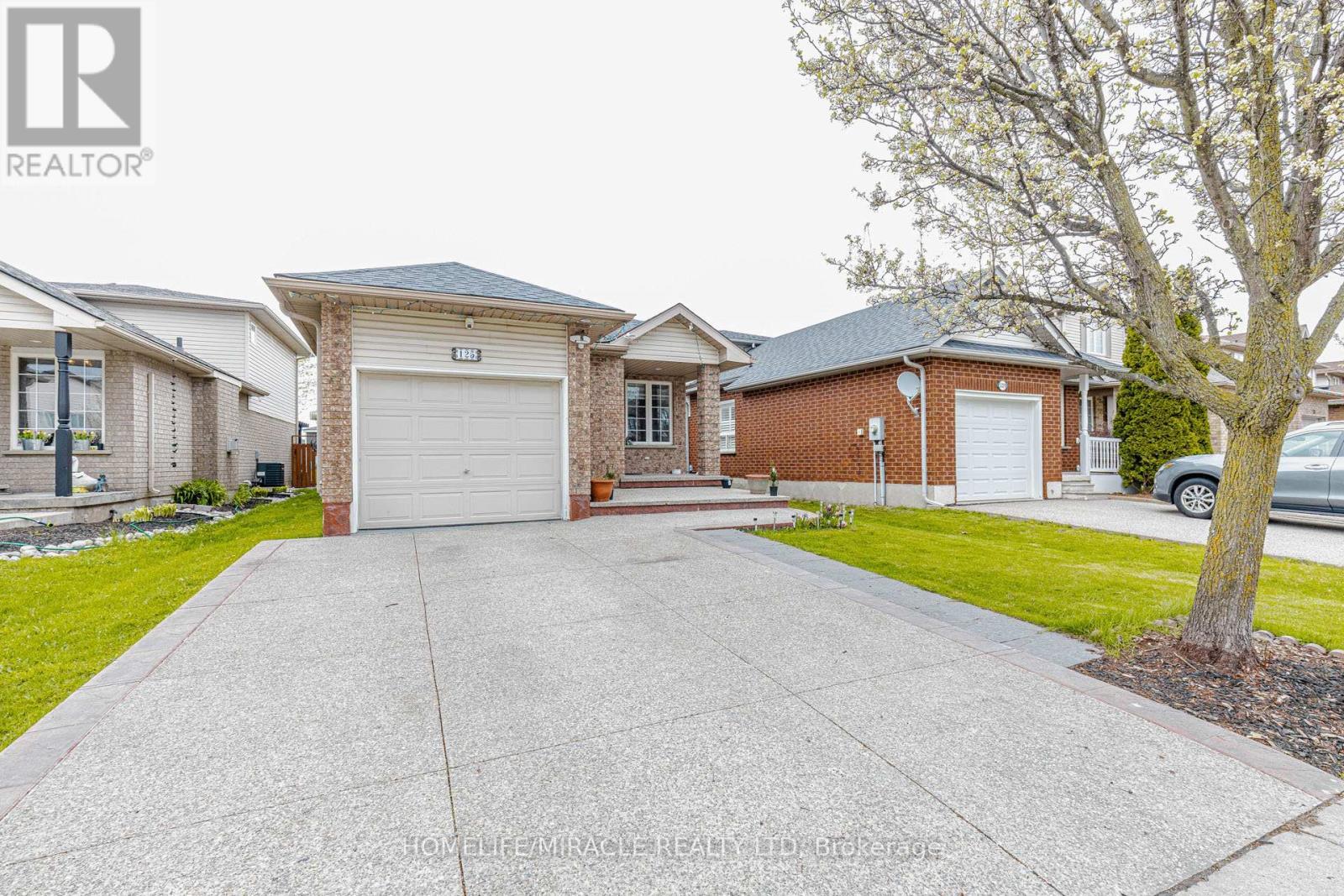 125 Hawkins Drive, Cambridge, ON - Outdoor With Facade