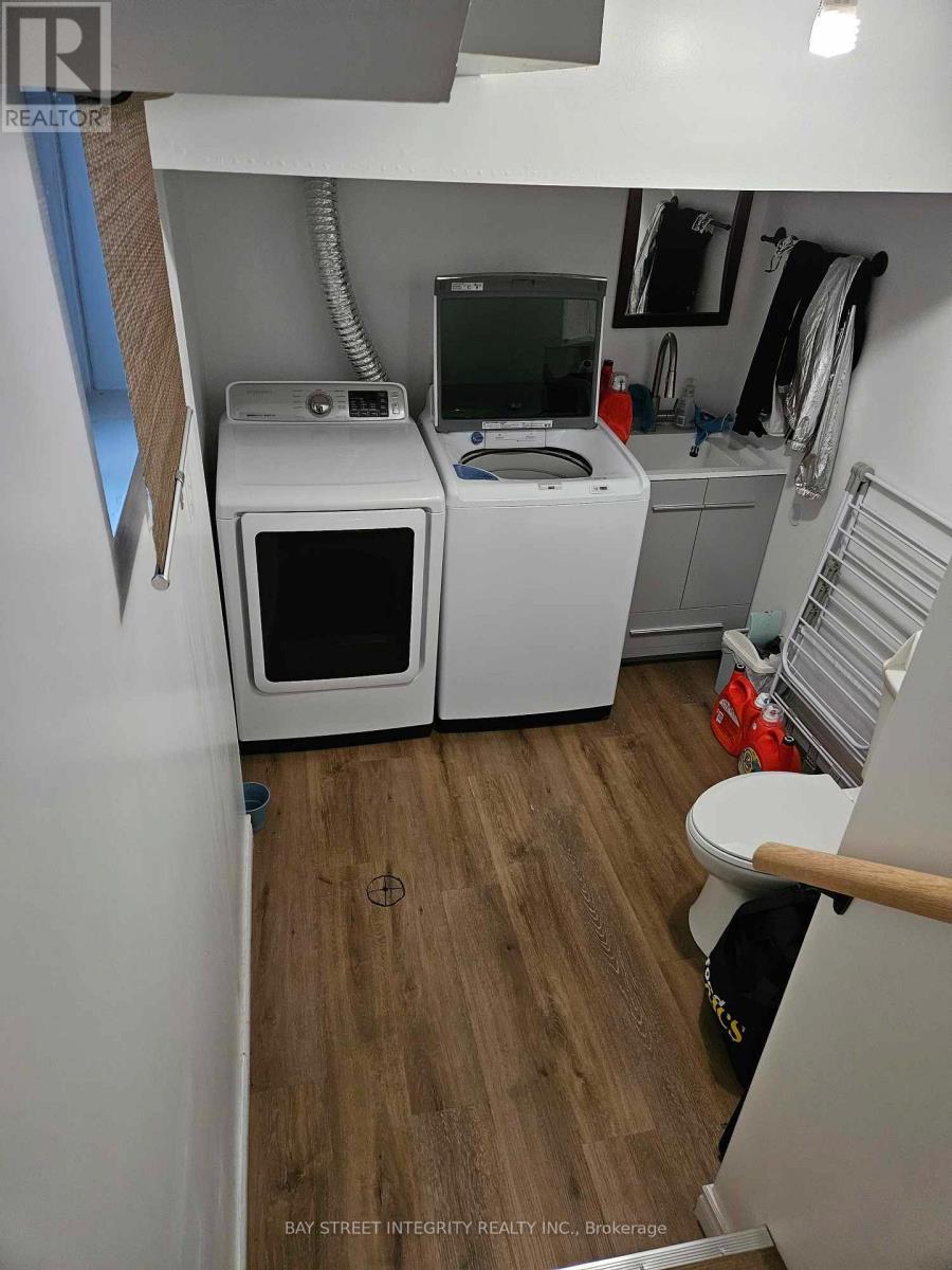 4011 Bishopstoke Lane, Mississauga, ON - Indoor Photo Showing Laundry Room