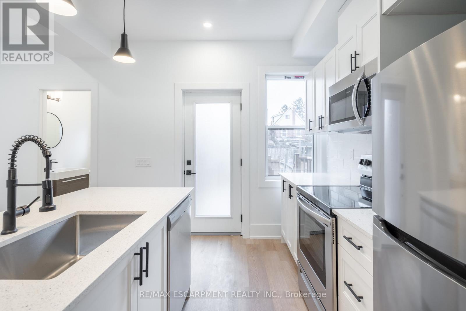 204 Balsam Avenue, Hamilton, ON - Indoor Photo Showing Kitchen With Upgraded Kitchen