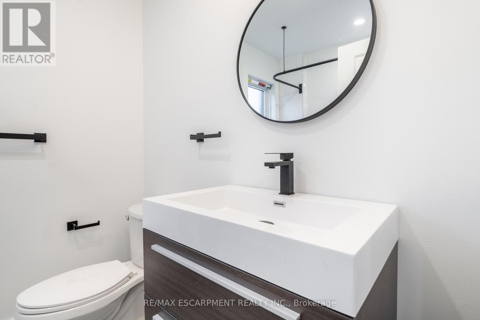 204 Balsam Avenue, Hamilton, ON - Indoor Photo Showing Bathroom