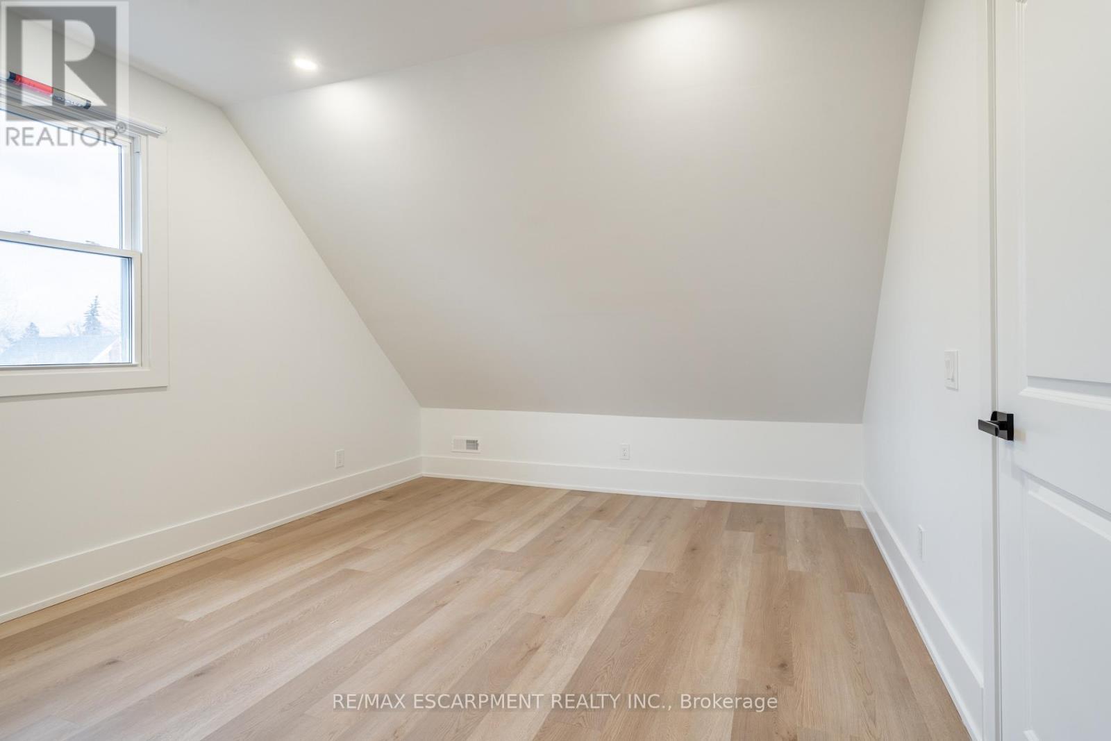 204 Balsam Avenue, Hamilton, ON - Indoor Photo Showing Other Room