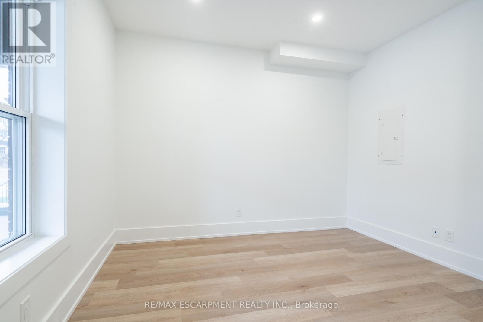204 Balsam Avenue, Hamilton, ON - Indoor Photo Showing Other Room