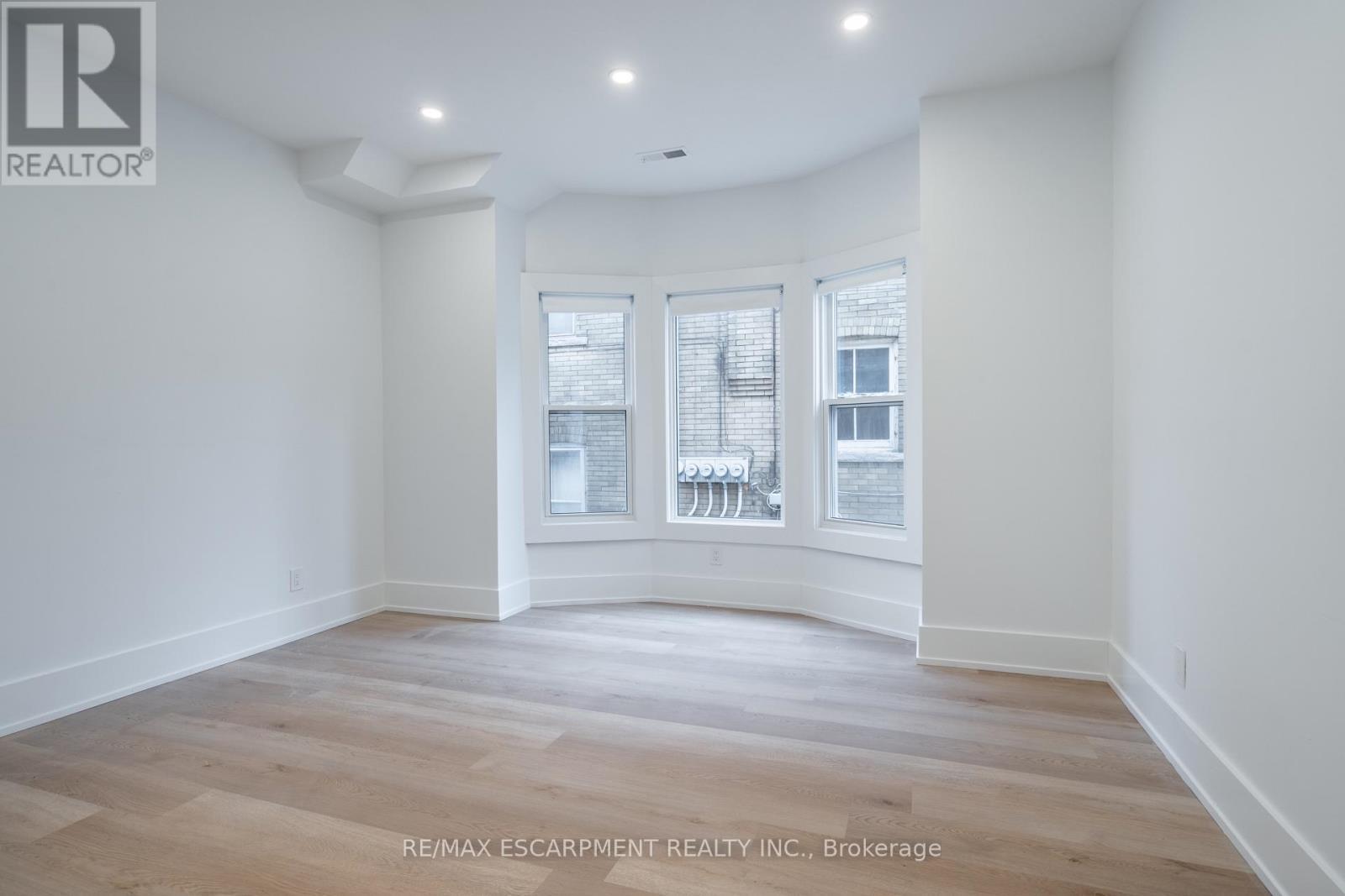 204 Balsam Avenue, Hamilton, ON - Indoor Photo Showing Other Room