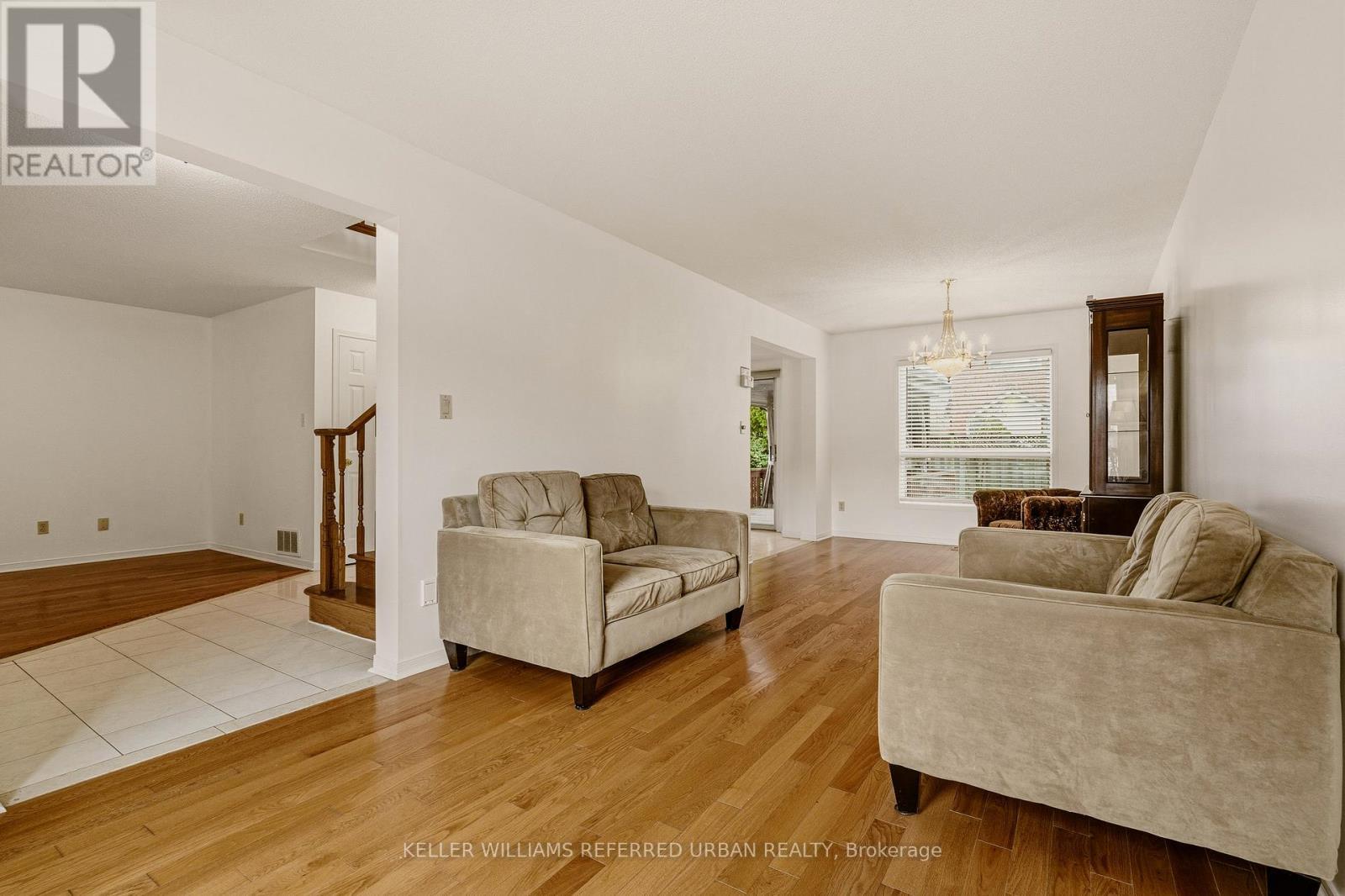 90 Lynette Drive, Hamilton, ON - Indoor Photo Showing Living Room