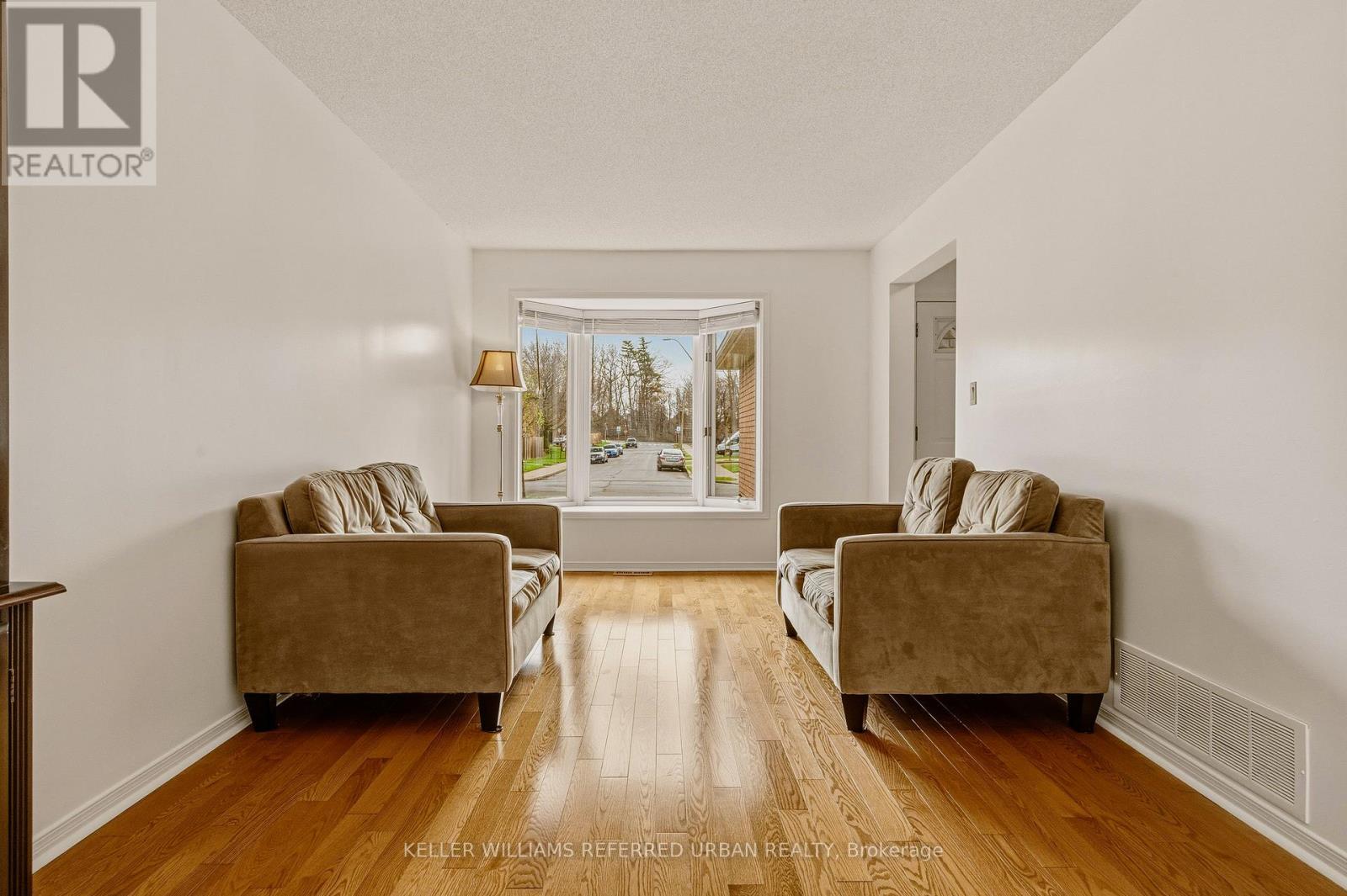 90 Lynette Drive, Hamilton, ON - Indoor Photo Showing Living Room