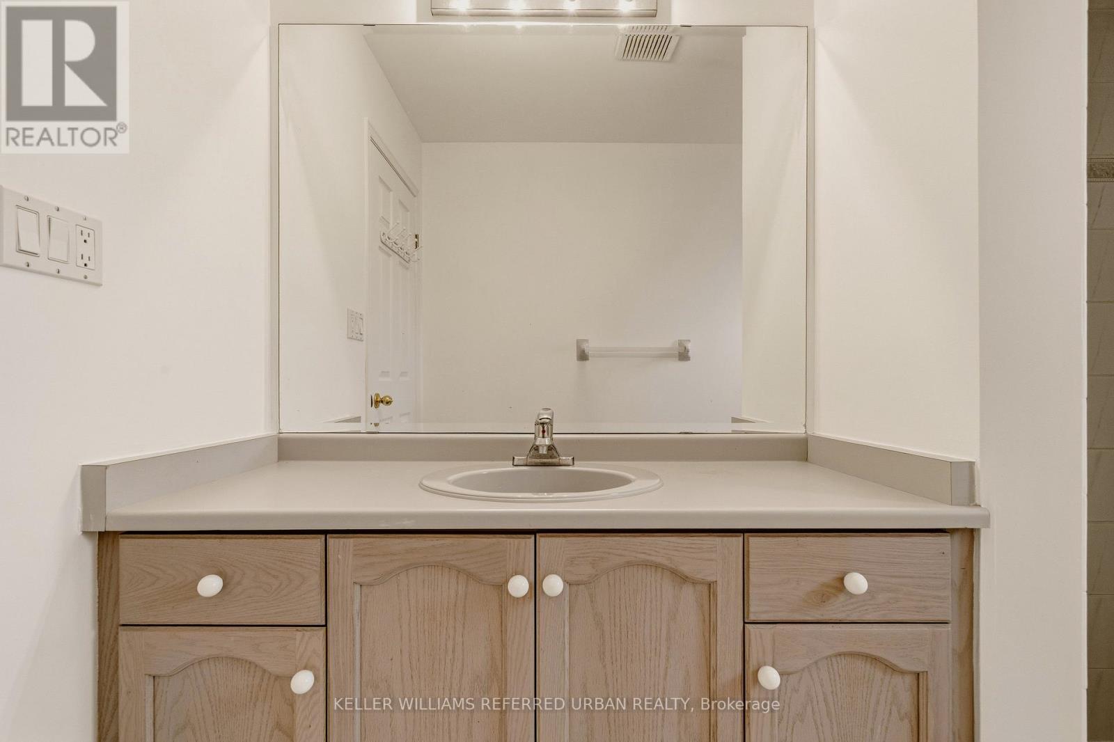 90 Lynette Drive, Hamilton, ON - Indoor Photo Showing Bathroom