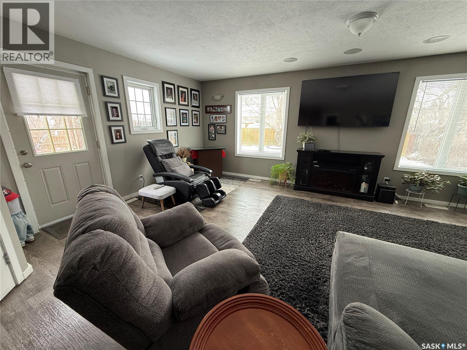 113 7Th Avenue Se, Weyburn, SK - Indoor Photo Showing Living Room
